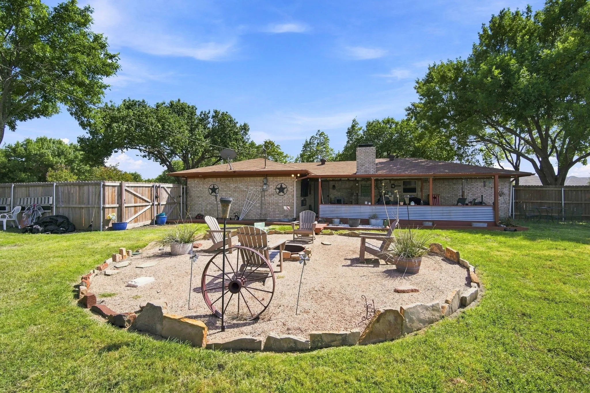 Single Family Residence For Sale in Ellis County , 300 Pebble Creek Lane, Red Oak, Texas 75154, 4 Bedroom, 2 Bathroom, Garage spaces, 1,724 Sqft, built in 1979, mls#21316982, Real Estate Agent in Red Oak, Homes For Sale in Ellis county, Homes For Sale in Red Oak, Realtor in Red Oak Texas, Real Estate Brokerage Independent Realty Texas, Luminita Cordes Realtor
