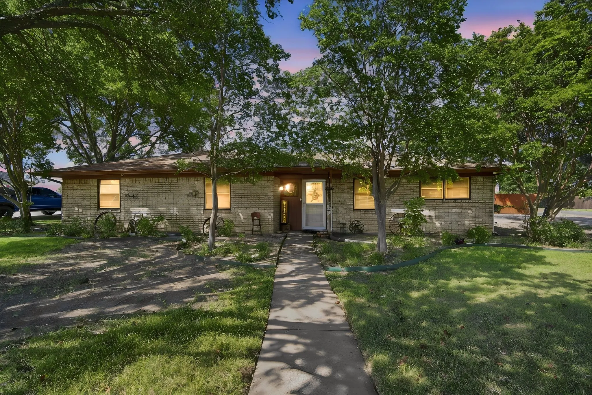 Single Family Residence For Sale in Ellis County , 300 Pebble Creek Lane, Red Oak, Texas 75154, 4 Bedroom, 2 Bathroom, Garage spaces, 1,724 Sqft, built in 1979, mls#21316982, Real Estate Agent in Red Oak, Homes For Sale in Ellis county, Homes For Sale in Red Oak, Realtor in Red Oak Texas, Real Estate Brokerage Independent Realty Texas, Luminita Cordes Realtor