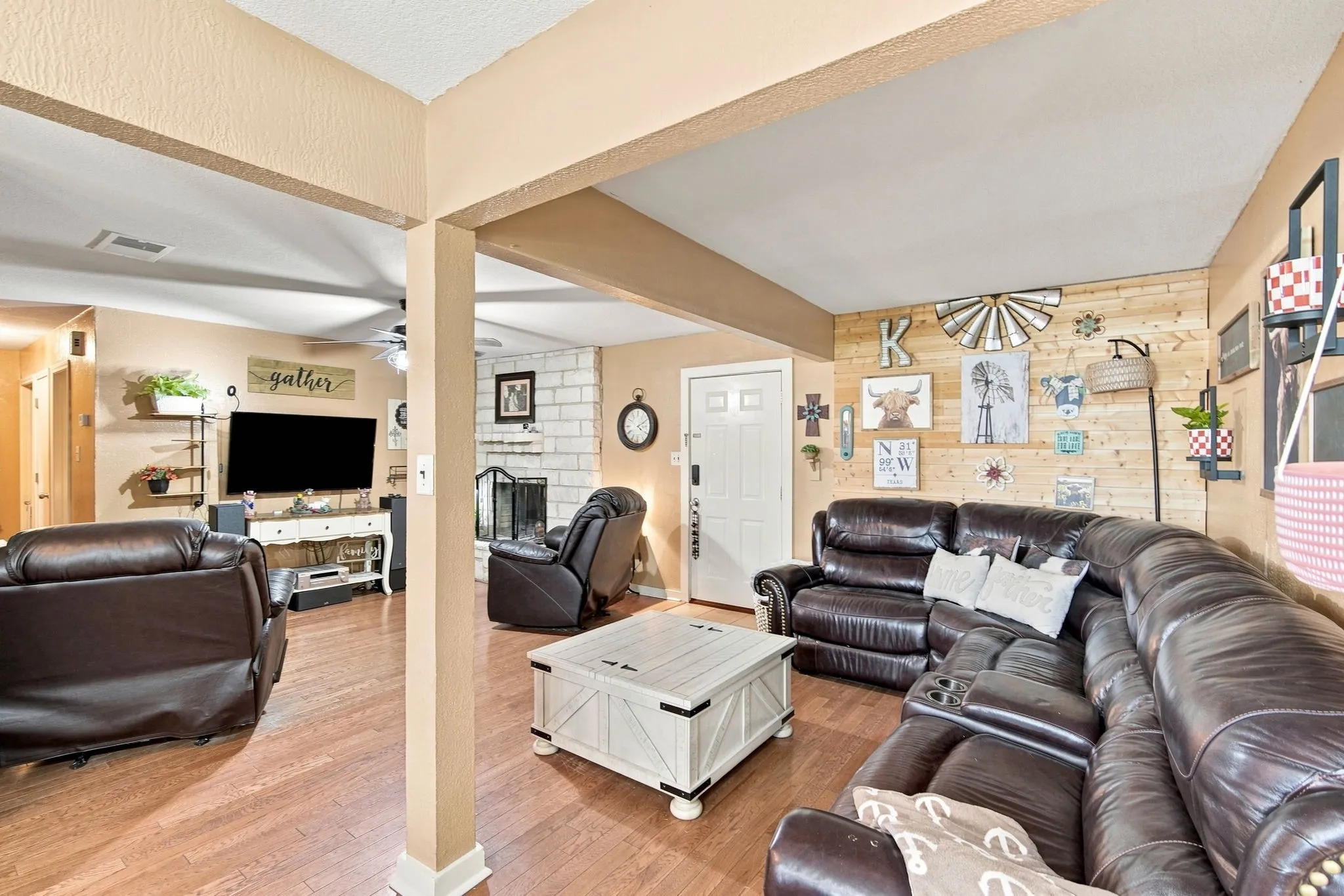 Single Family Residence For Sale in Ellis County , 300 Pebble Creek Lane, Red Oak, Texas 75154, 4 Bedroom, 2 Bathroom, Garage spaces, 1,724 Sqft, built in 1979, mls#21316982, Real Estate Agent in Red Oak, Homes For Sale in Ellis county, Homes For Sale in Red Oak, Realtor in Red Oak Texas, Real Estate Brokerage Independent Realty Texas, Luminita Cordes Realtor