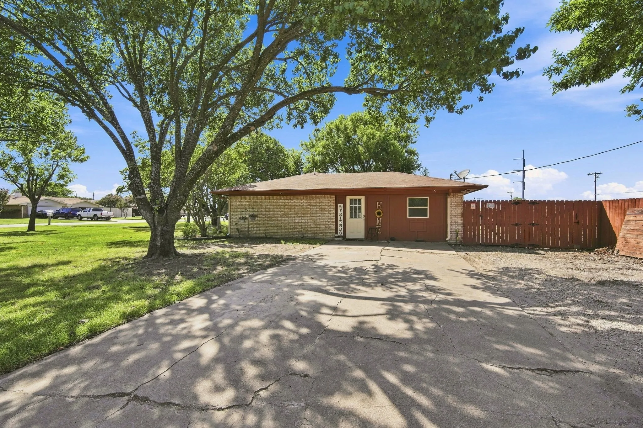 Single Family Residence For Sale in Ellis County , 300 Pebble Creek Lane, Red Oak, Texas 75154, 4 Bedroom, 2 Bathroom, Garage spaces, 1,724 Sqft, built in 1979, mls#21316982, Real Estate Agent in Red Oak, Homes For Sale in Ellis county, Homes For Sale in Red Oak, Realtor in Red Oak Texas, Real Estate Brokerage Independent Realty Texas, Luminita Cordes Realtor