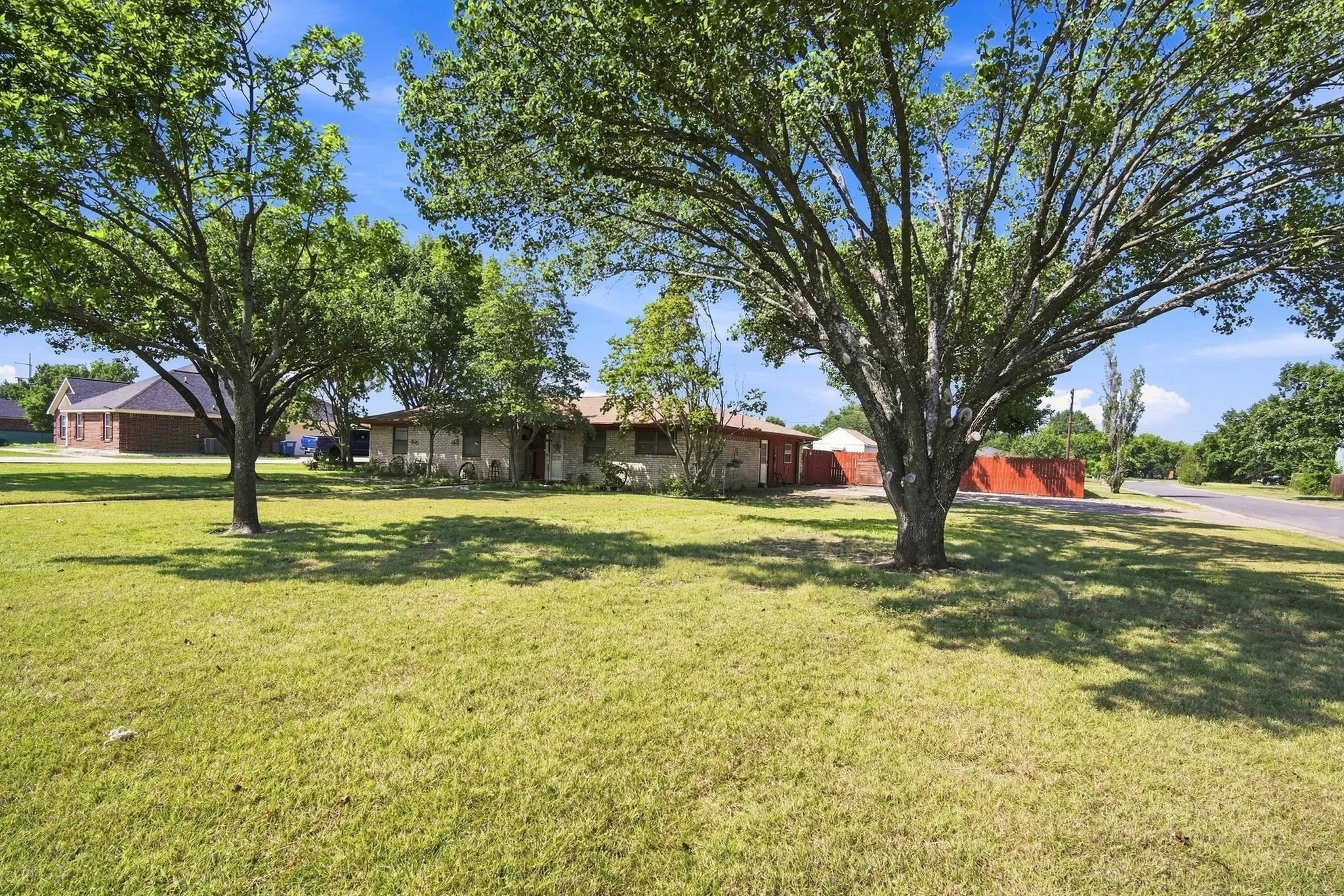 Single Family Residence For Sale in Ellis County , 300 Pebble Creek Lane, Red Oak, Texas 75154, 4 Bedroom, 2 Bathroom, Garage spaces, 1,724 Sqft, built in 1979, mls#21316982, Real Estate Agent in Red Oak, Homes For Sale in Ellis county, Homes For Sale in Red Oak, Realtor in Red Oak Texas, Real Estate Brokerage Independent Realty Texas, Luminita Cordes Realtor