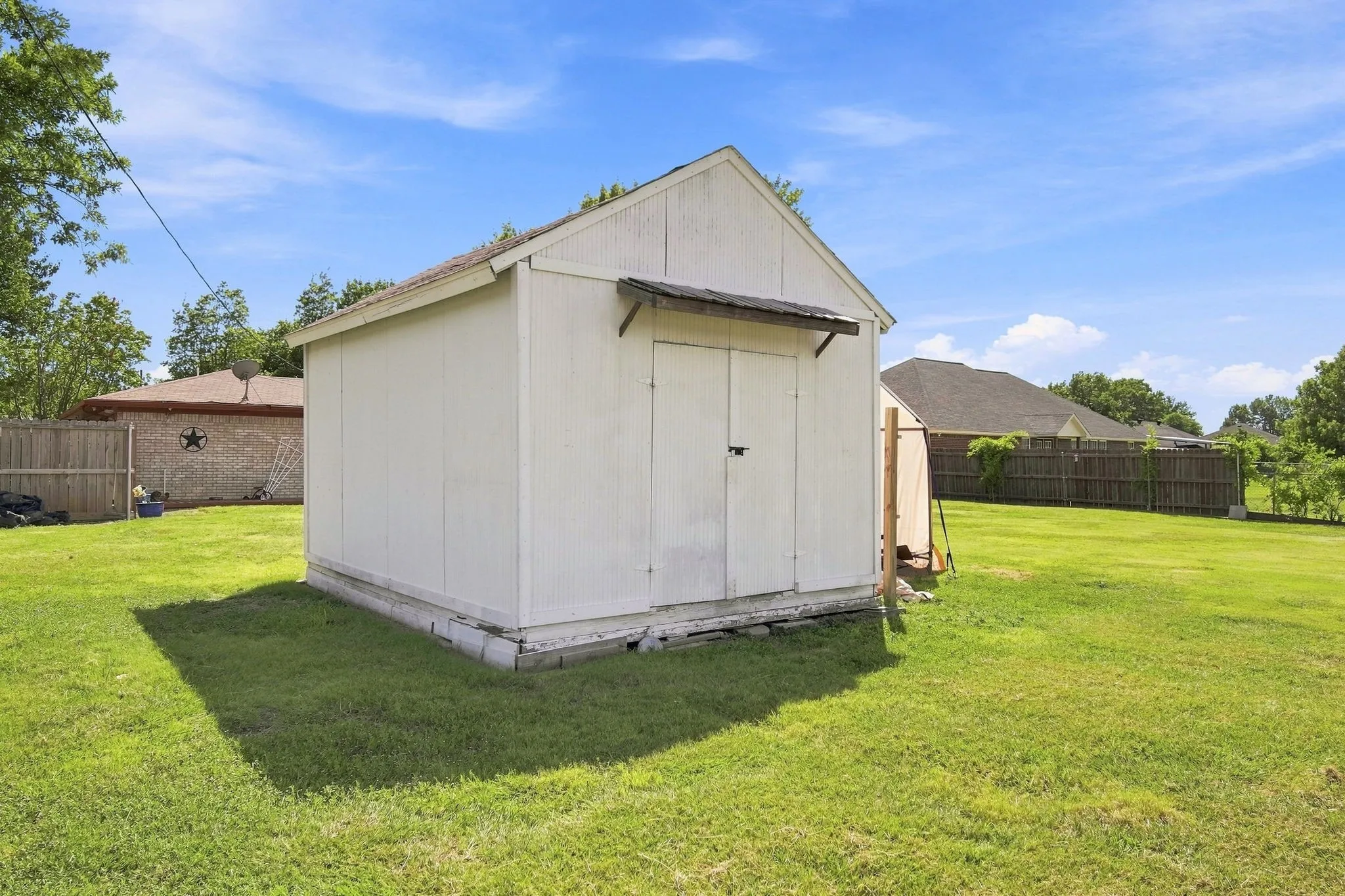 Single Family Residence For Sale in Ellis County , 300 Pebble Creek Lane, Red Oak, Texas 75154, 4 Bedroom, 2 Bathroom, Garage spaces, 1,724 Sqft, built in 1979, mls#21316982, Real Estate Agent in Red Oak, Homes For Sale in Ellis county, Homes For Sale in Red Oak, Realtor in Red Oak Texas, Real Estate Brokerage Independent Realty Texas, Luminita Cordes Realtor