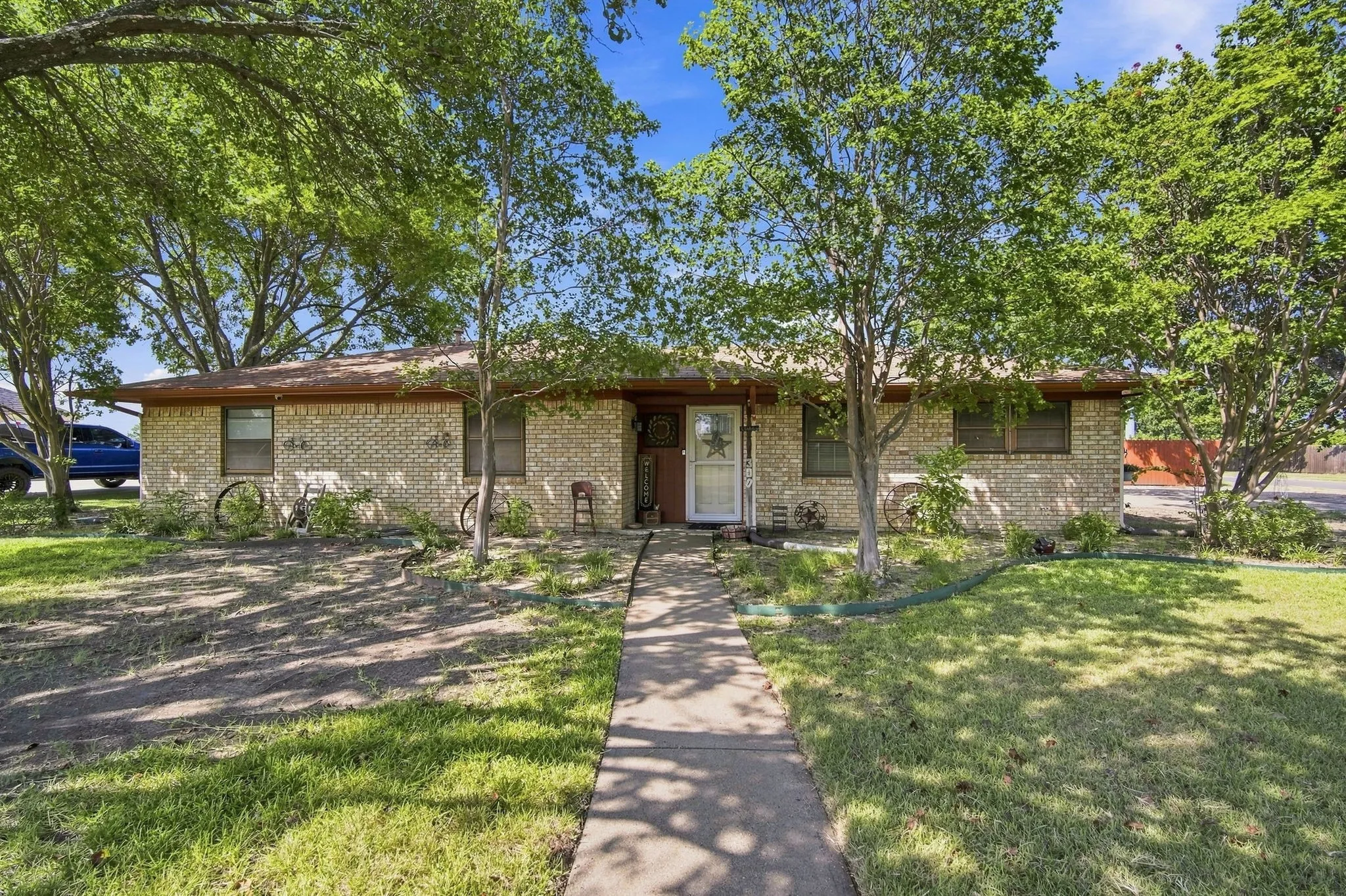 Single Family Residence For Sale in Ellis County , 300 Pebble Creek Lane, Red Oak, Texas 75154, 4 Bedroom, 2 Bathroom, Garage spaces, 1,724 Sqft, built in 1979, mls#21316982, Real Estate Agent in Red Oak, Homes For Sale in Ellis county, Homes For Sale in Red Oak, Realtor in Red Oak Texas, Real Estate Brokerage Independent Realty Texas, Luminita Cordes Realtor
