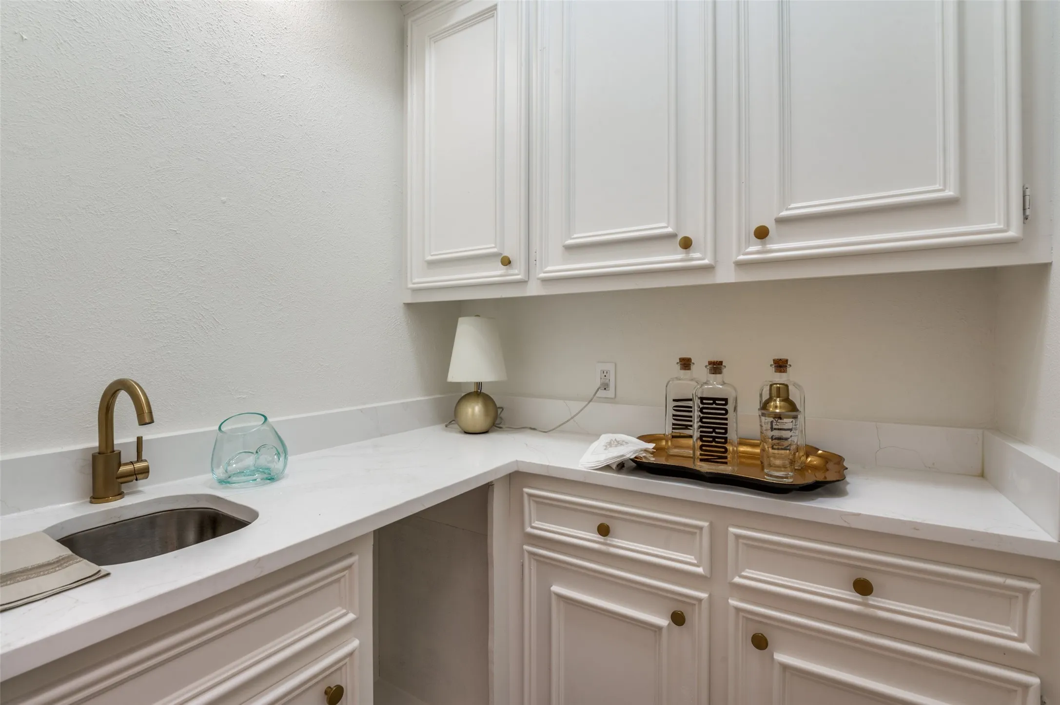 Townhouse For Sale in Dallas County , 5865 Farquhar Lane, Dallas, Texas 75209, 4 Bedroom, 4 Bathroom, 2 Garage spaces, 3,760 Sqft, built in 1973, mls#21342164, Real Estate Agent in Dallas, Homes For Sale in Dallas county, Homes For Sale in Dallas, Realtor in Dallas Texas, Real Estate Brokerage Independent Realty Texas, Luminita Cordes Realtor