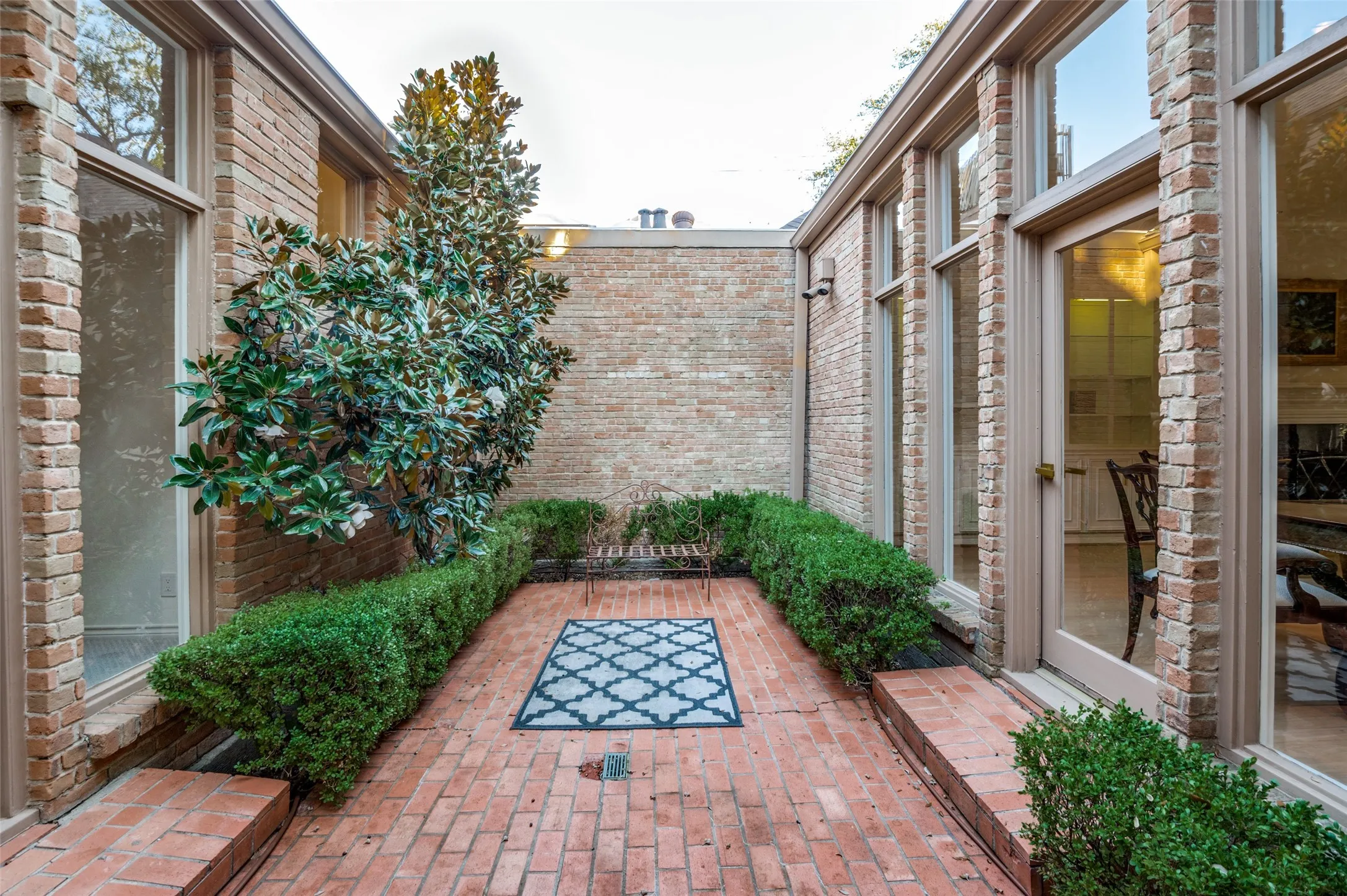 Townhouse For Sale in Dallas County , 5865 Farquhar Lane, Dallas, Texas 75209, 4 Bedroom, 4 Bathroom, 2 Garage spaces, 3,760 Sqft, built in 1973, mls#21342164, Real Estate Agent in Dallas, Homes For Sale in Dallas county, Homes For Sale in Dallas, Realtor in Dallas Texas, Real Estate Brokerage Independent Realty Texas, Luminita Cordes Realtor