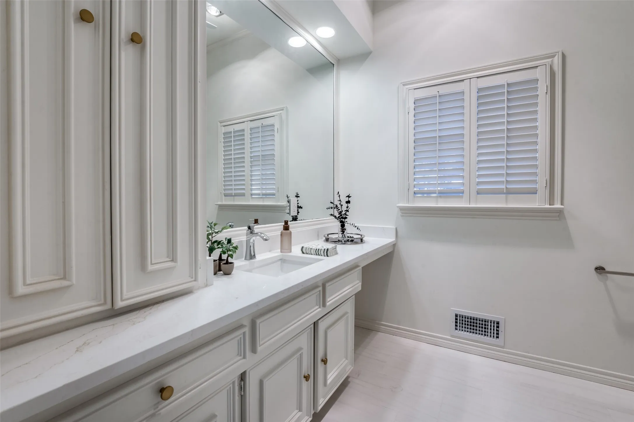 Townhouse For Sale in Dallas County , 5865 Farquhar Lane, Dallas, Texas 75209, 4 Bedroom, 4 Bathroom, 2 Garage spaces, 3,760 Sqft, built in 1973, mls#21342164, Real Estate Agent in Dallas, Homes For Sale in Dallas county, Homes For Sale in Dallas, Realtor in Dallas Texas, Real Estate Brokerage Independent Realty Texas, Luminita Cordes Realtor