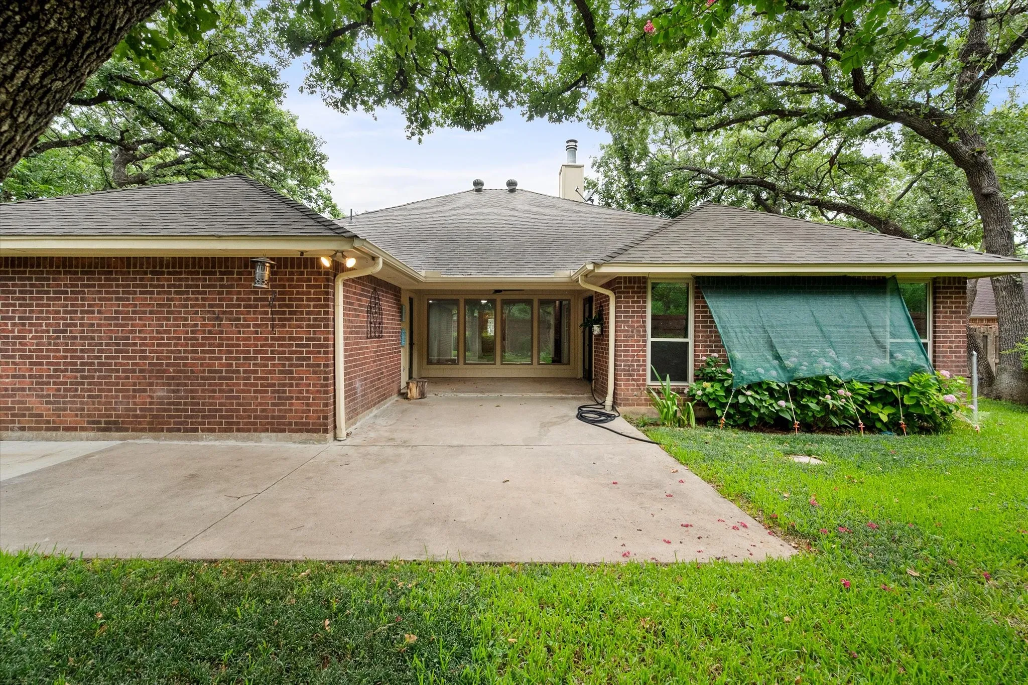 Single Family Residence For Sale in Tarrant County , 2403 Oak Shadow Court, Arlington, Texas 76017, 4 Bedroom, 3 Bathroom, 2 Garage spaces, 2,307 Sqft, built in 1983, mls#21333174, Real Estate Agent in Arlington, Homes For Sale in Tarrant county, Homes For Sale in Arlington, Realtor in Arlington Texas, Real Estate Brokerage Independent Realty Texas, Luminita Cordes Realtor