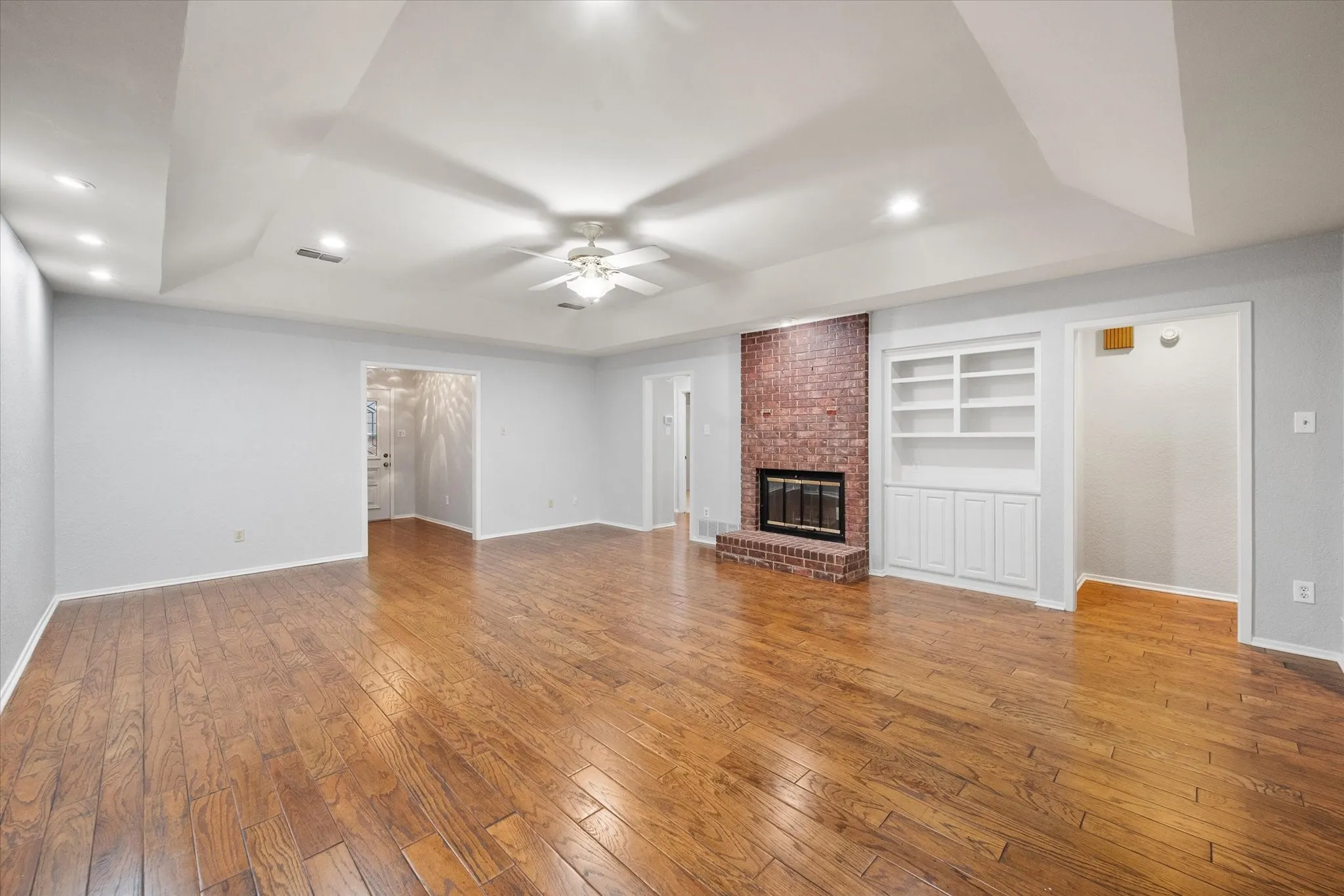 Single Family Residence For Sale in Tarrant County , 2403 Oak Shadow Court, Arlington, Texas 76017, 4 Bedroom, 3 Bathroom, 2 Garage spaces, 2,307 Sqft, built in 1983, mls#21333174, Real Estate Agent in Arlington, Homes For Sale in Tarrant county, Homes For Sale in Arlington, Realtor in Arlington Texas, Real Estate Brokerage Independent Realty Texas, Luminita Cordes Realtor