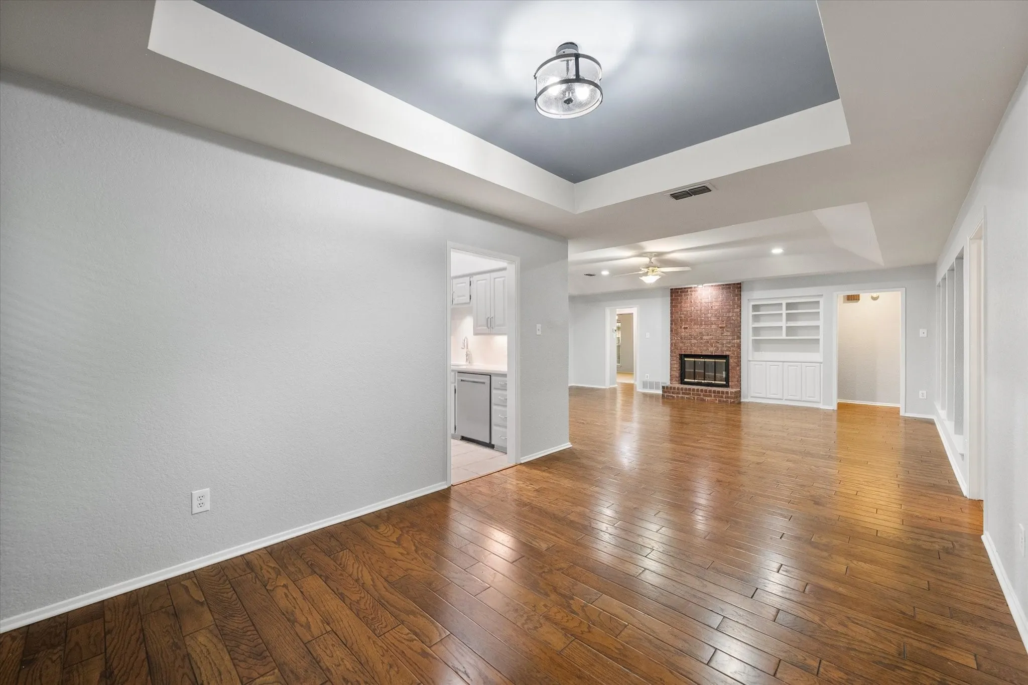 Single Family Residence For Sale in Tarrant County , 2403 Oak Shadow Court, Arlington, Texas 76017, 4 Bedroom, 3 Bathroom, 2 Garage spaces, 2,307 Sqft, built in 1983, mls#21333174, Real Estate Agent in Arlington, Homes For Sale in Tarrant county, Homes For Sale in Arlington, Realtor in Arlington Texas, Real Estate Brokerage Independent Realty Texas, Luminita Cordes Realtor