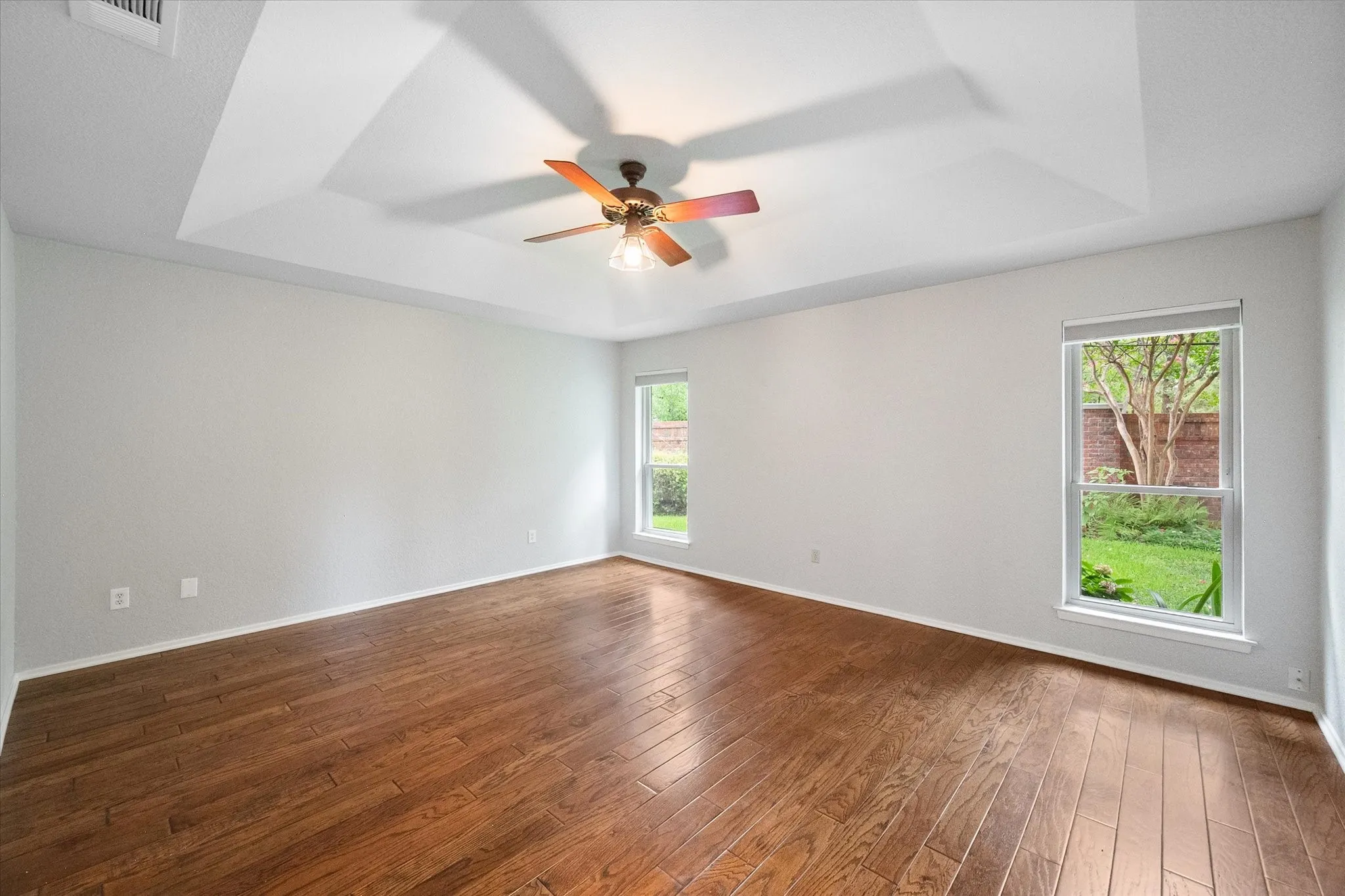 Single Family Residence For Sale in Tarrant County , 2403 Oak Shadow Court, Arlington, Texas 76017, 4 Bedroom, 3 Bathroom, 2 Garage spaces, 2,307 Sqft, built in 1983, mls#21333174, Real Estate Agent in Arlington, Homes For Sale in Tarrant county, Homes For Sale in Arlington, Realtor in Arlington Texas, Real Estate Brokerage Independent Realty Texas, Luminita Cordes Realtor