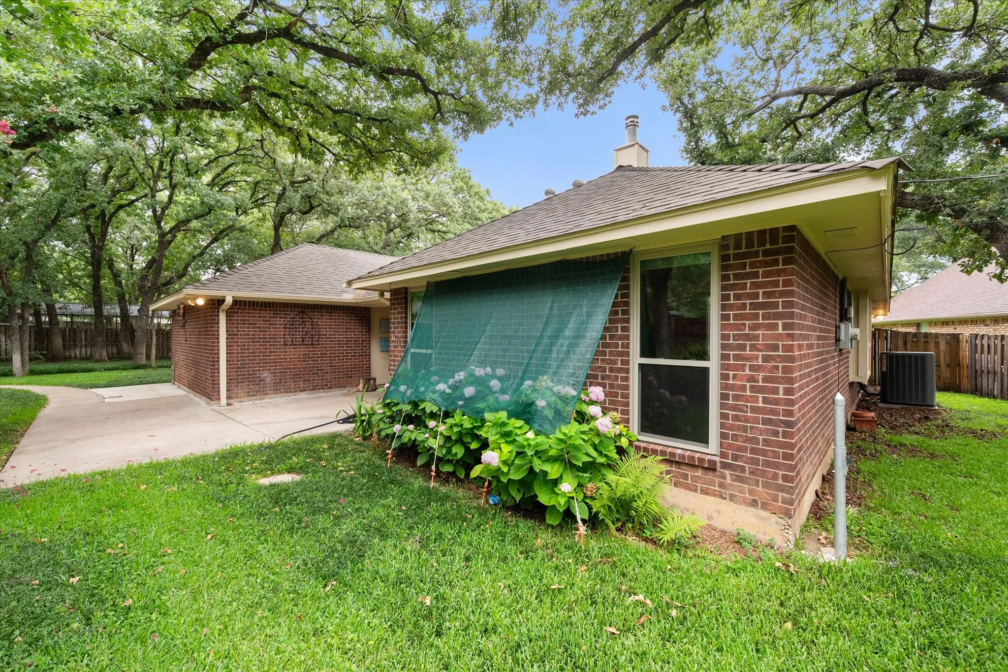 Single Family Residence For Sale in Tarrant County , 2403 Oak Shadow Court, Arlington, Texas 76017, 4 Bedroom, 3 Bathroom, 2 Garage spaces, 2,307 Sqft, built in 1983, mls#21333174, Real Estate Agent in Arlington, Homes For Sale in Tarrant county, Homes For Sale in Arlington, Realtor in Arlington Texas, Real Estate Brokerage Independent Realty Texas, Luminita Cordes Realtor