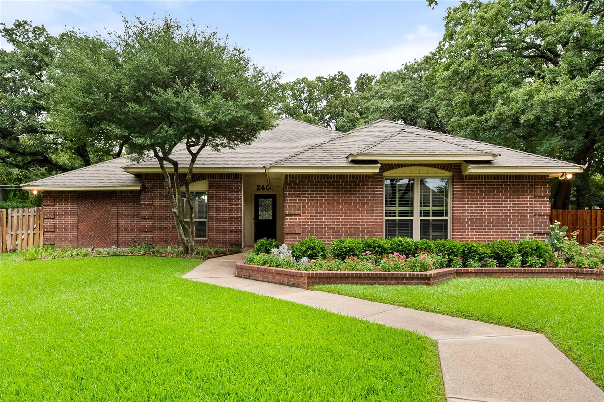 Single Family Residence For Sale in Tarrant County , 2403 Oak Shadow Court, Arlington, Texas 76017, 4 Bedroom, 3 Bathroom, 2 Garage spaces, 2,307 Sqft, built in 1983, mls#21333174, Real Estate Agent in Arlington, Homes For Sale in Tarrant county, Homes For Sale in Arlington, Realtor in Arlington Texas, Real Estate Brokerage Independent Realty Texas, Luminita Cordes Realtor