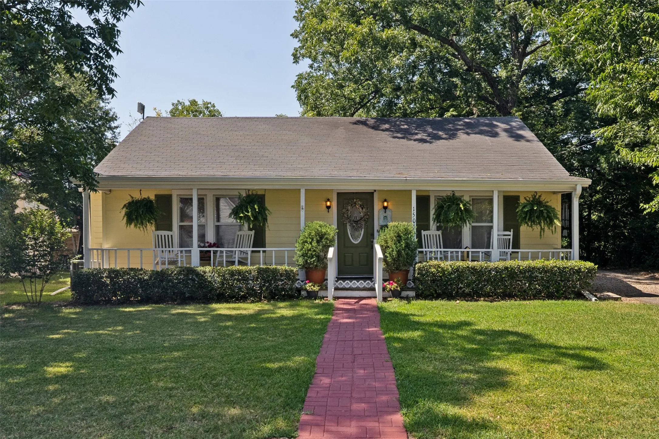 Single Family Residence For Sale in Hunt County , 1505 Bonham Street, Commerce, Texas 75428, 3 Bedroom, 2 Bathroom, 1 Garage spaces, 2,205 Sqft, built in 1945, mls#21341883, Real Estate Agent in Commerce, Homes For Sale in Hunt county, Homes For Sale in Commerce, Realtor in Commerce Texas, Real Estate Brokerage Independent Realty Texas, Luminita Cordes Realtor
