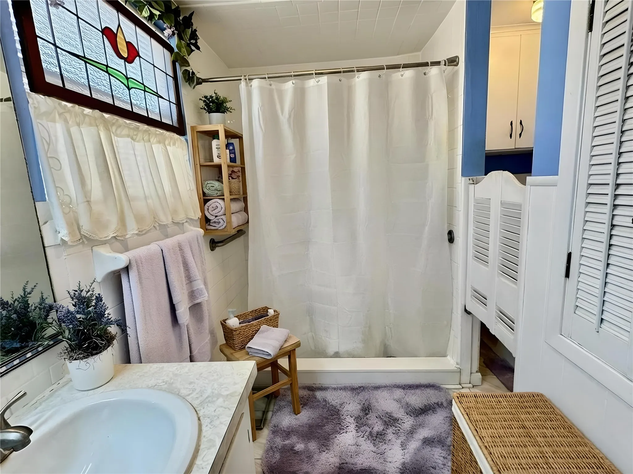 Large full bath with walk in shower