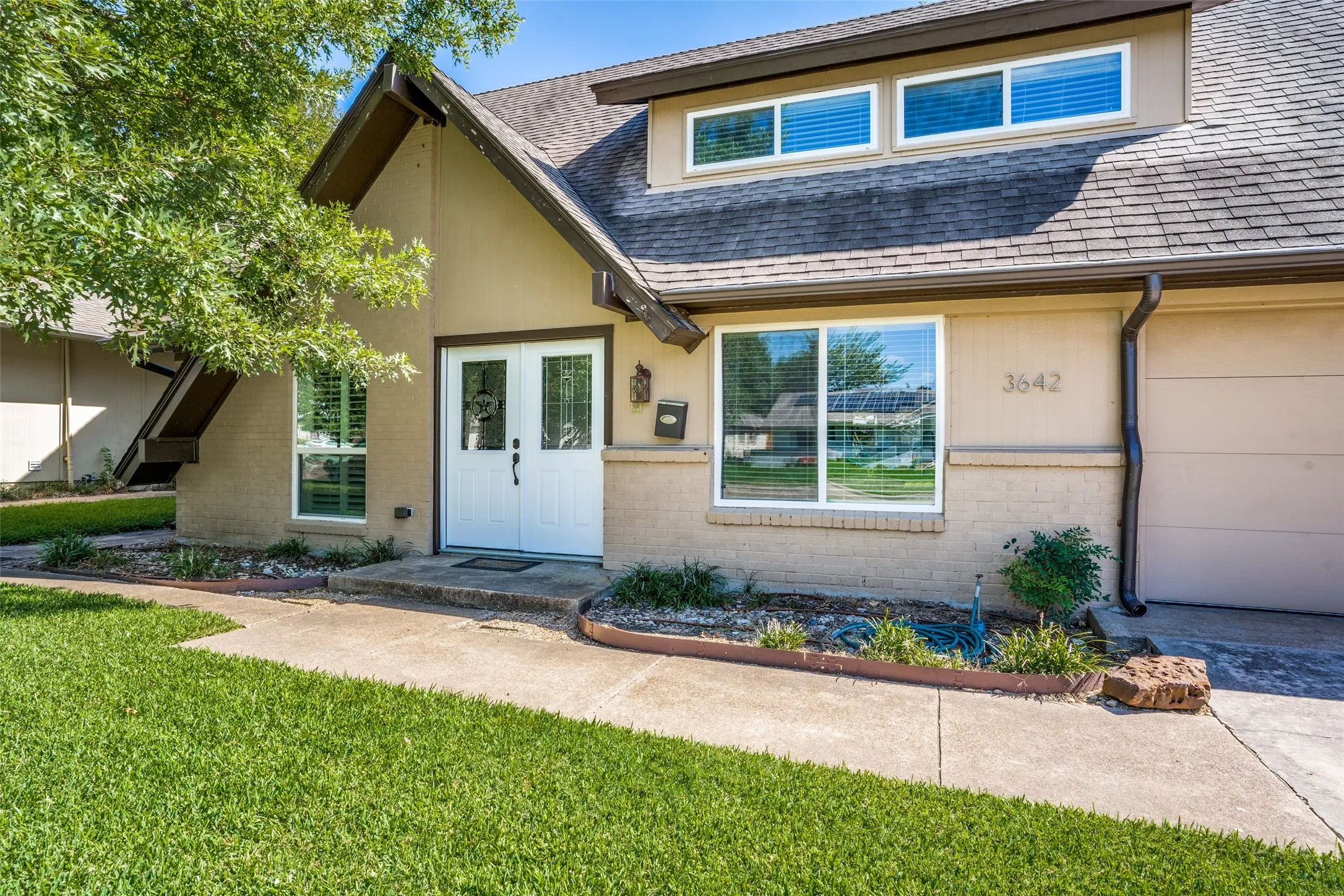 Single Family Residence For Rent in Dallas County , 3642 Ridgebriar Drive, Dallas, Texas 75234, 4 Bedroom, 3 Bathroom, 2 Garage spaces, 2,155 Sqft, built in 1962, mls#21341819, Real Estate Agent in Dallas, Homes For Rent in Dallas county, Homes For Rent in Dallas, Realtor in Dallas Texas, Real Estate Brokerage Independent Realty Texas, Luminita Cordes Realtor