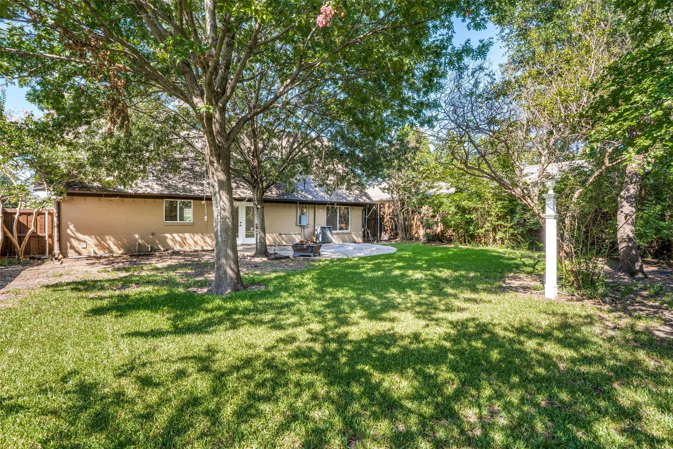 Single Family Residence For Rent in Dallas County , 3642 Ridgebriar Drive, Dallas, Texas 75234, 4 Bedroom, 3 Bathroom, 2 Garage spaces, 2,155 Sqft, built in 1962, mls#21341819, Real Estate Agent in Dallas, Homes For Rent in Dallas county, Homes For Rent in Dallas, Realtor in Dallas Texas, Real Estate Brokerage Independent Realty Texas, Luminita Cordes Realtor