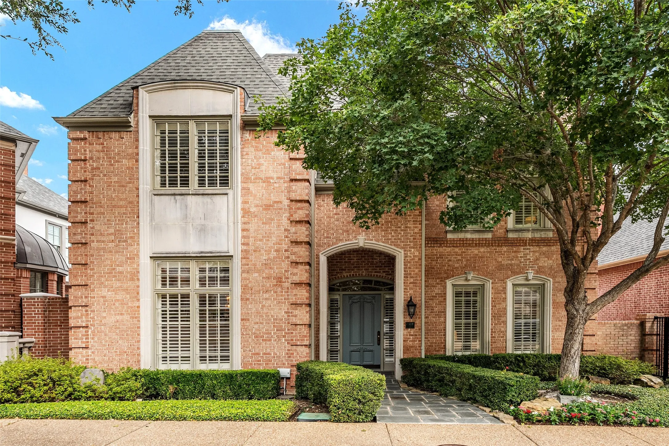 Single Family Residence For Sale in Dallas County , 7 Knightwood Court, Dallas, Texas 75225, 3 Bedroom, 4 Bathroom, 2 Garage spaces, 4,097 Sqft, built in 1994, mls#21339314, Real Estate Agent in Dallas, Homes For Sale in Dallas county, Homes For Sale in Dallas, Realtor in Dallas Texas, Real Estate Brokerage Independent Realty Texas, Luminita Cordes Realtor