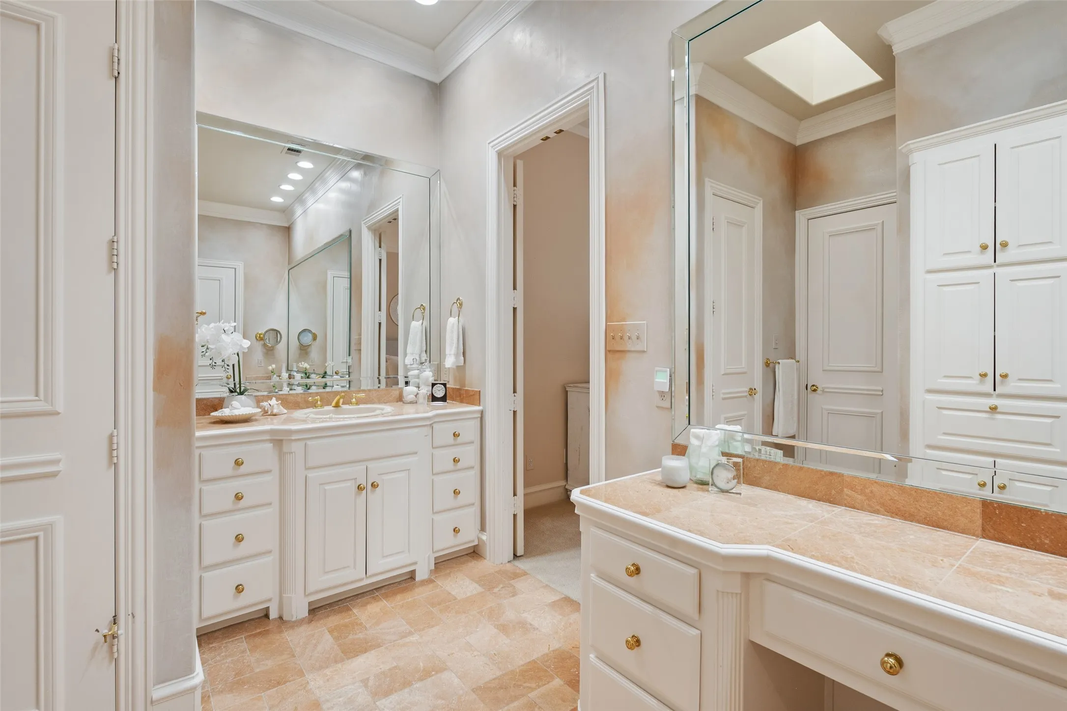 Single Family Residence For Sale in Dallas County , 7 Knightwood Court, Dallas, Texas 75225, 3 Bedroom, 4 Bathroom, 2 Garage spaces, 4,097 Sqft, built in 1994, mls#21339314, Real Estate Agent in Dallas, Homes For Sale in Dallas county, Homes For Sale in Dallas, Realtor in Dallas Texas, Real Estate Brokerage Independent Realty Texas, Luminita Cordes Realtor
