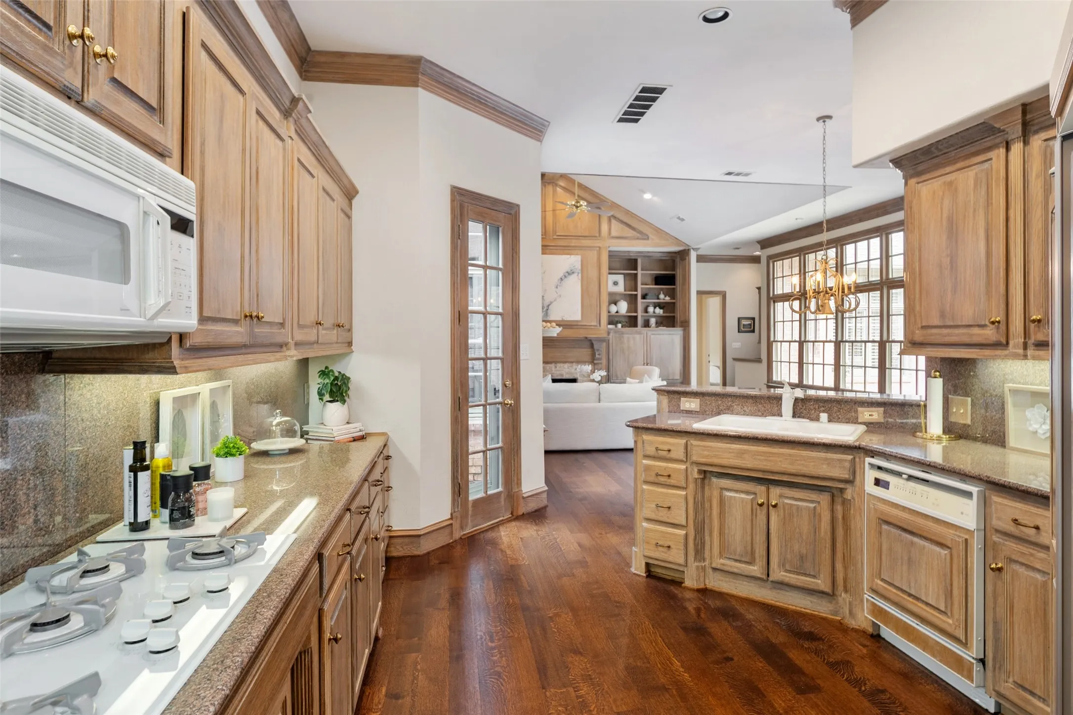Single Family Residence For Sale in Dallas County , 7 Knightwood Court, Dallas, Texas 75225, 3 Bedroom, 4 Bathroom, 2 Garage spaces, 4,097 Sqft, built in 1994, mls#21339314, Real Estate Agent in Dallas, Homes For Sale in Dallas county, Homes For Sale in Dallas, Realtor in Dallas Texas, Real Estate Brokerage Independent Realty Texas, Luminita Cordes Realtor