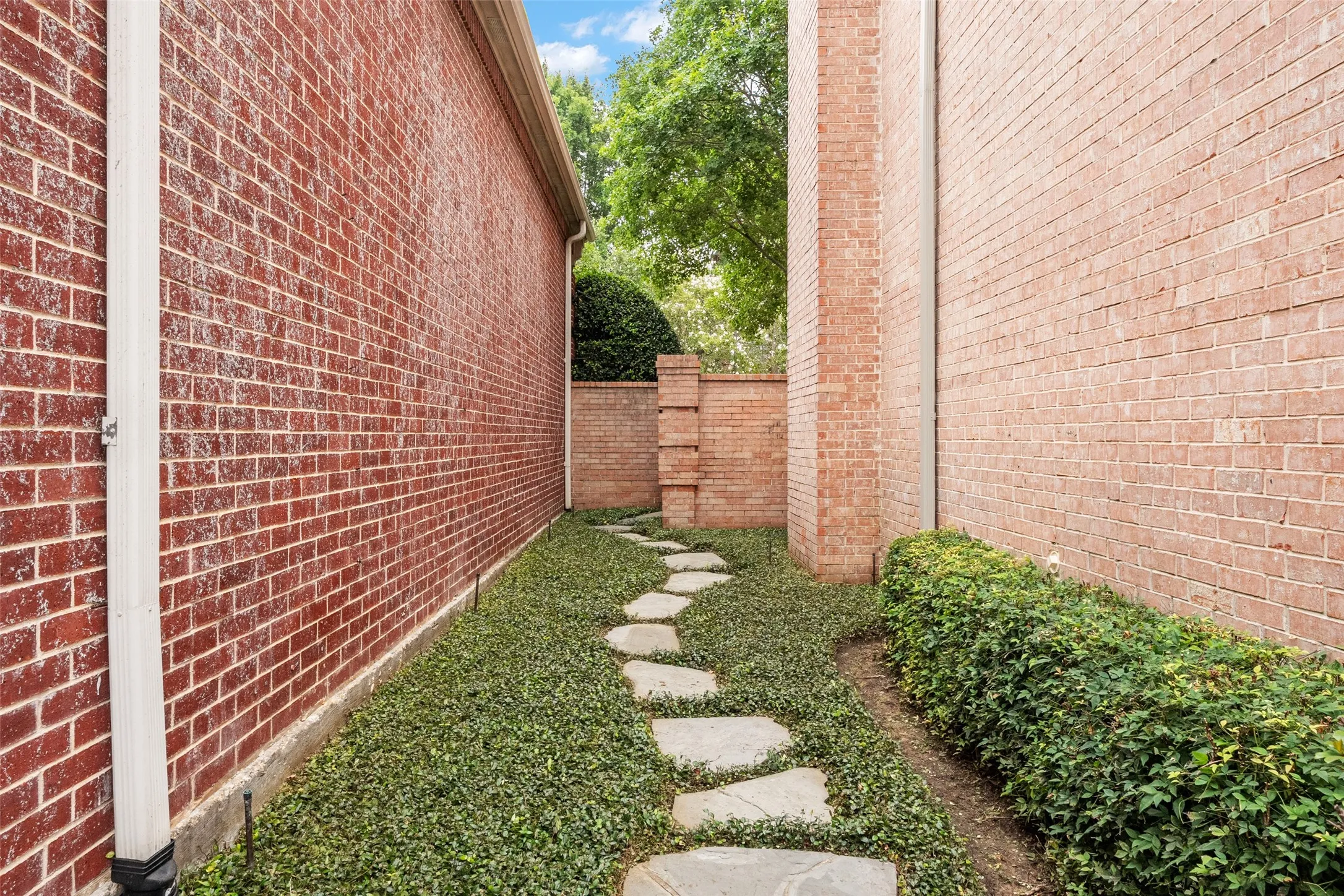 Single Family Residence For Sale in Dallas County , 7 Knightwood Court, Dallas, Texas 75225, 3 Bedroom, 4 Bathroom, 2 Garage spaces, 4,097 Sqft, built in 1994, mls#21339314, Real Estate Agent in Dallas, Homes For Sale in Dallas county, Homes For Sale in Dallas, Realtor in Dallas Texas, Real Estate Brokerage Independent Realty Texas, Luminita Cordes Realtor