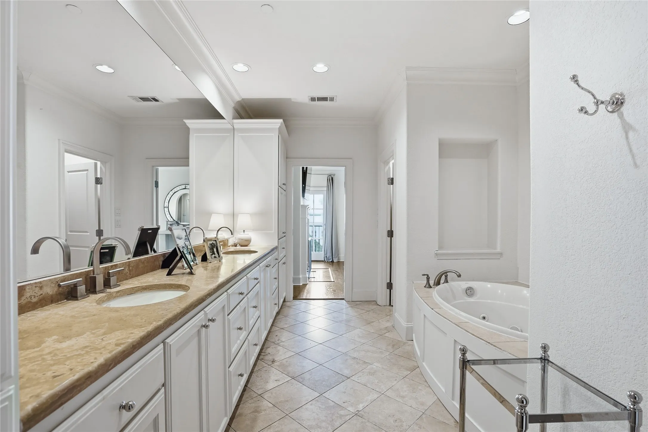 Single Family Residence For Sale in Tarrant County , 4714 Dexter Avenue, Fort Worth, Texas 76107, 3 Bedroom, 3 Bathroom, 2 Garage spaces, 2,980 Sqft, built in 2006, mls#21333587, Real Estate Agent in Fort Worth, Homes For Sale in Tarrant county, Homes For Sale in Fort Worth, Realtor in Fort Worth Texas, Real Estate Brokerage Independent Realty Texas, Luminita Cordes Realtor
