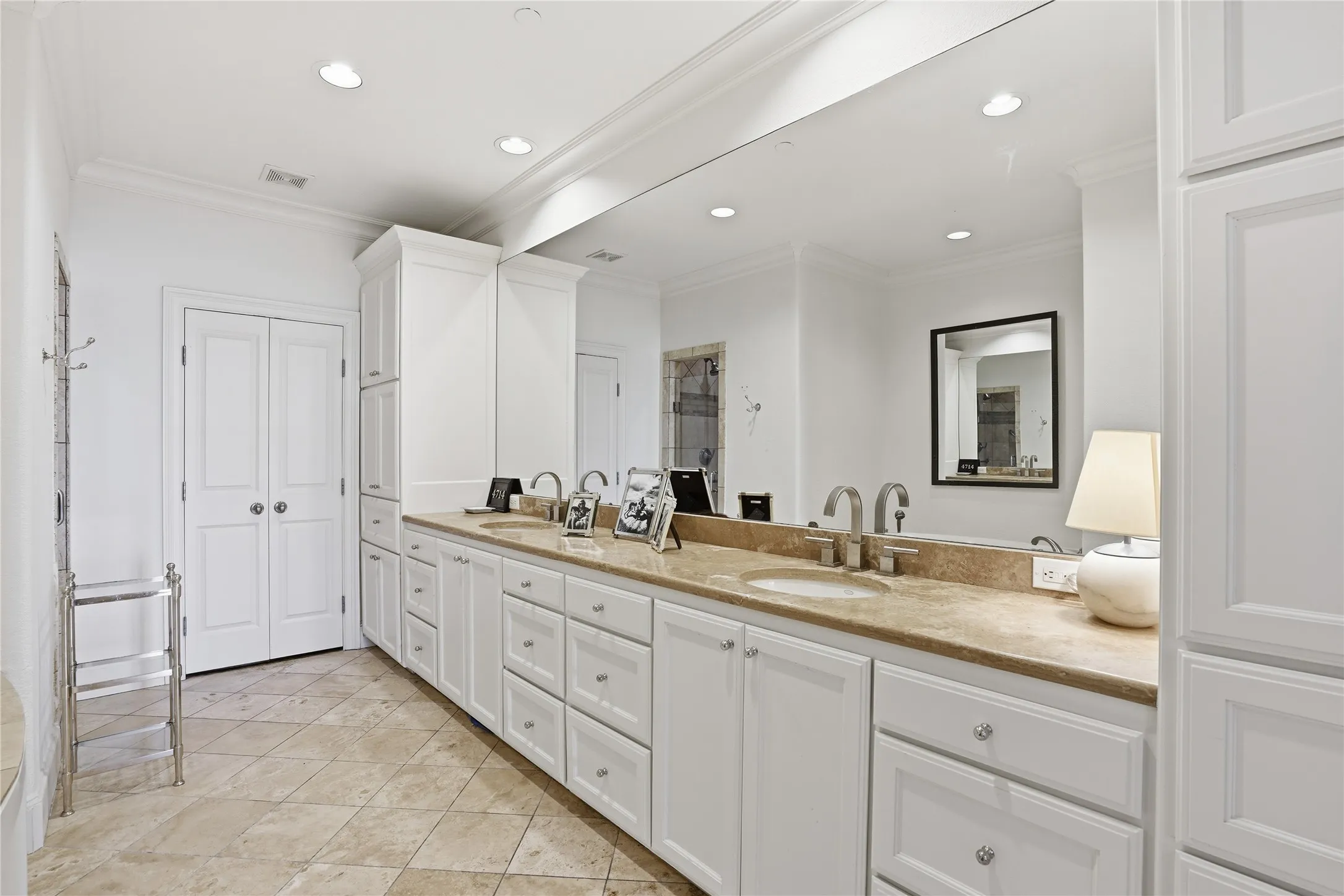 Single Family Residence For Sale in Tarrant County , 4714 Dexter Avenue, Fort Worth, Texas 76107, 3 Bedroom, 3 Bathroom, 2 Garage spaces, 2,980 Sqft, built in 2006, mls#21333587, Real Estate Agent in Fort Worth, Homes For Sale in Tarrant county, Homes For Sale in Fort Worth, Realtor in Fort Worth Texas, Real Estate Brokerage Independent Realty Texas, Luminita Cordes Realtor