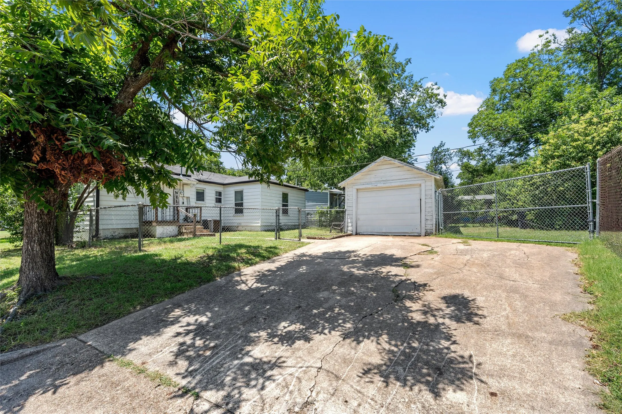 Single Family Residence For Sale in Mc Lennan County , 2701 Herring Avenue, Waco, Texas 76708, 3 Bedroom, 1 Bathroom, 1 Garage spaces, 1,082 Sqft, built in 1949, mls#21340692, Real Estate Agent in Waco, Homes For Sale in Mc Lennan county, Homes For Sale in Waco, Realtor in Waco Texas, Real Estate Brokerage Independent Realty Texas, Luminita Cordes Realtor