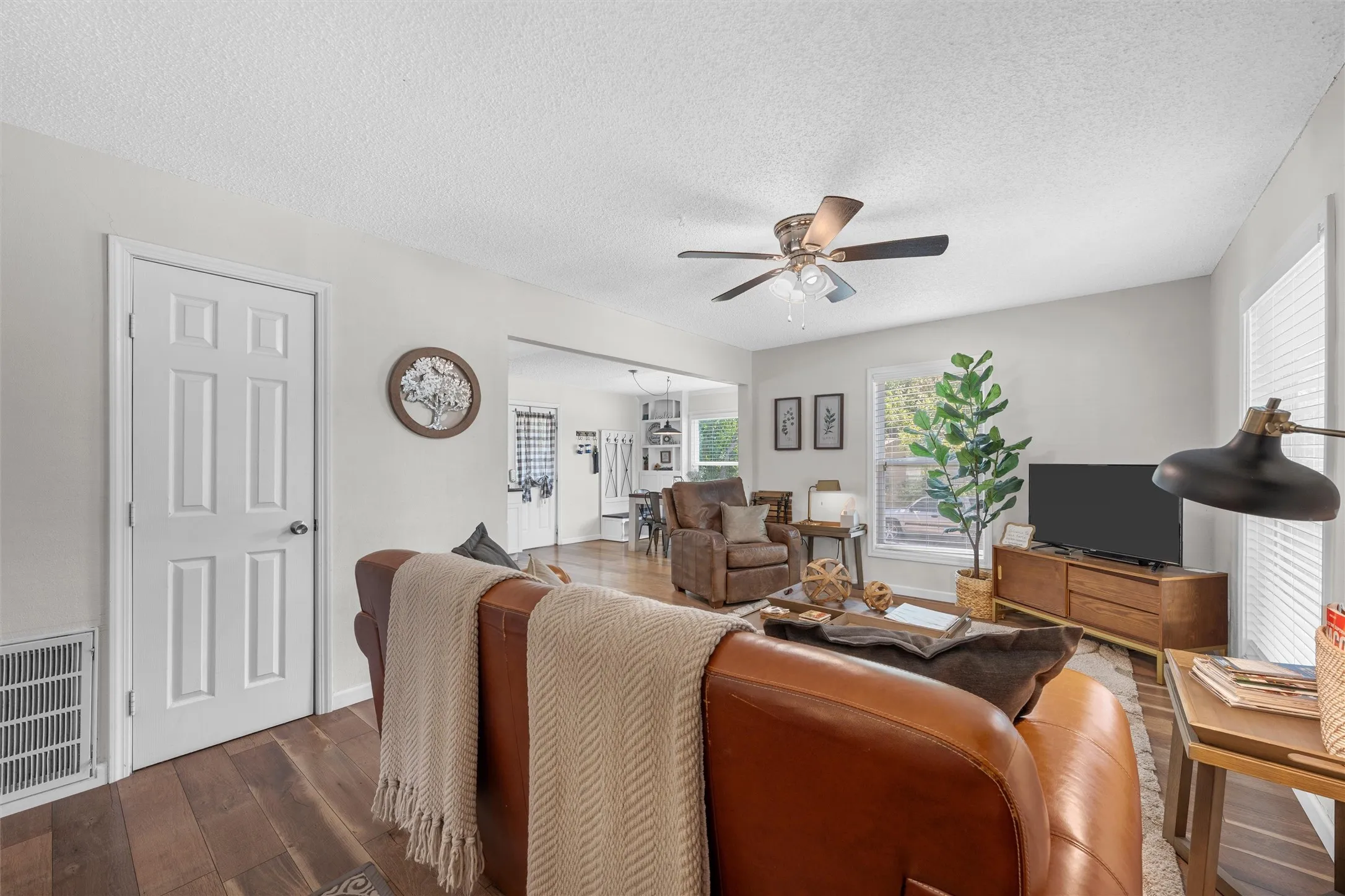Single Family Residence For Sale in Mc Lennan County , 2701 Herring Avenue, Waco, Texas 76708, 3 Bedroom, 1 Bathroom, 1 Garage spaces, 1,082 Sqft, built in 1949, mls#21340692, Real Estate Agent in Waco, Homes For Sale in Mc Lennan county, Homes For Sale in Waco, Realtor in Waco Texas, Real Estate Brokerage Independent Realty Texas, Luminita Cordes Realtor