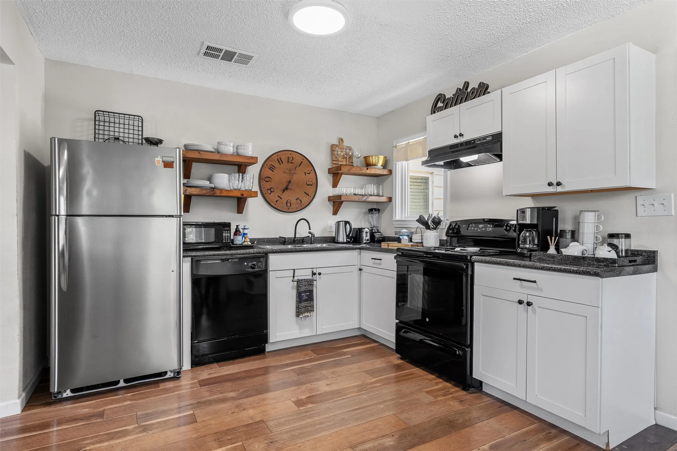 Single Family Residence For Sale in Mc Lennan County , 2701 Herring Avenue, Waco, Texas 76708, 3 Bedroom, 1 Bathroom, 1 Garage spaces, 1,082 Sqft, built in 1949, mls#21340692, Real Estate Agent in Waco, Homes For Sale in Mc Lennan county, Homes For Sale in Waco, Realtor in Waco Texas, Real Estate Brokerage Independent Realty Texas, Luminita Cordes Realtor