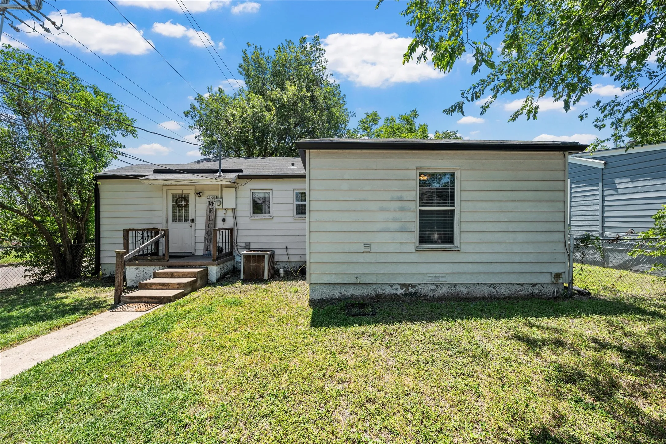 Single Family Residence For Sale in Mc Lennan County , 2701 Herring Avenue, Waco, Texas 76708, 3 Bedroom, 1 Bathroom, 1 Garage spaces, 1,082 Sqft, built in 1949, mls#21340692, Real Estate Agent in Waco, Homes For Sale in Mc Lennan county, Homes For Sale in Waco, Realtor in Waco Texas, Real Estate Brokerage Independent Realty Texas, Luminita Cordes Realtor