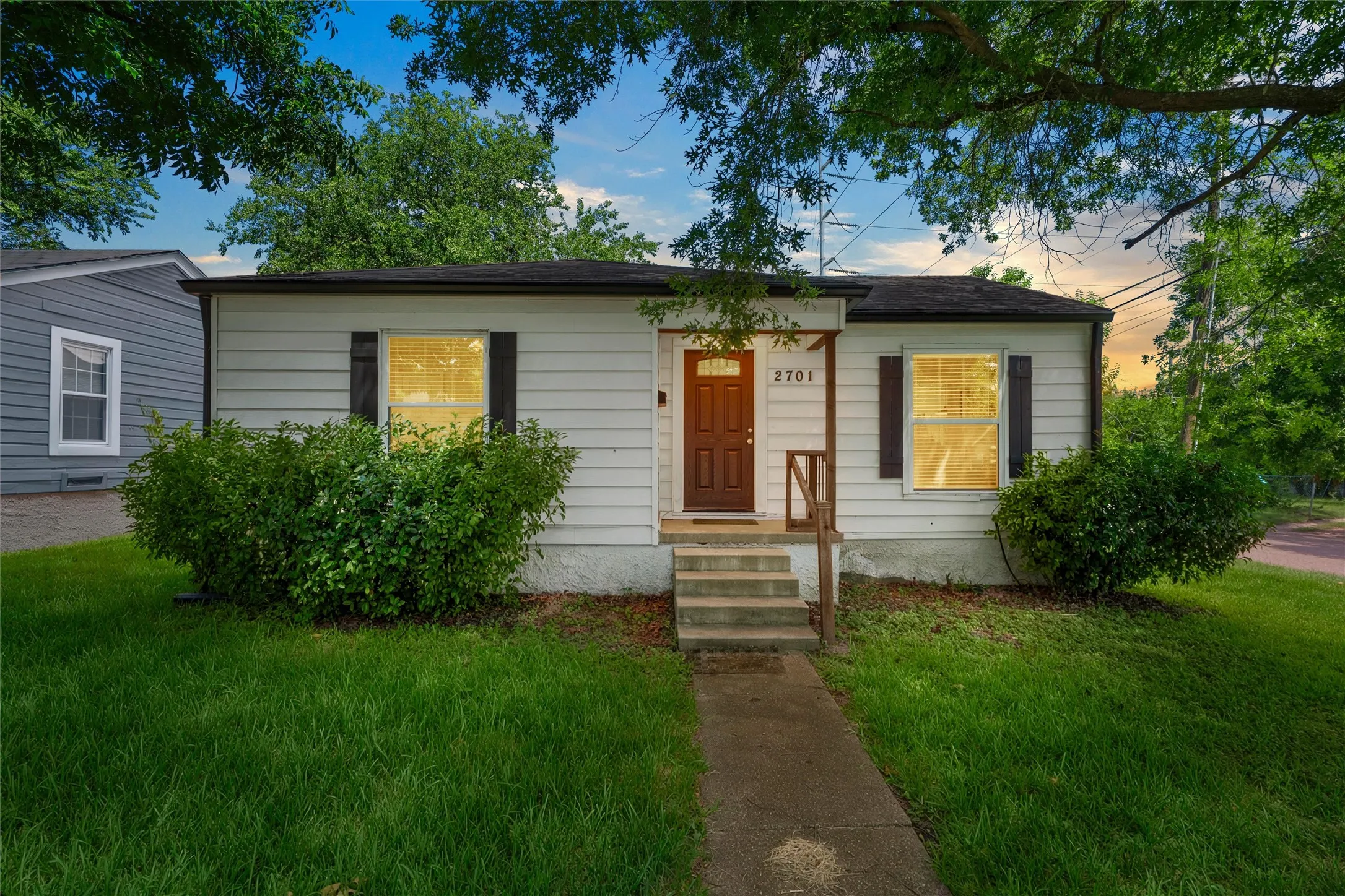 Single Family Residence For Sale in Mc Lennan County , 2701 Herring Avenue, Waco, Texas 76708, 3 Bedroom, 1 Bathroom, 1 Garage spaces, 1,082 Sqft, built in 1949, mls#21340692, Real Estate Agent in Waco, Homes For Sale in Mc Lennan county, Homes For Sale in Waco, Realtor in Waco Texas, Real Estate Brokerage Independent Realty Texas, Luminita Cordes Realtor
