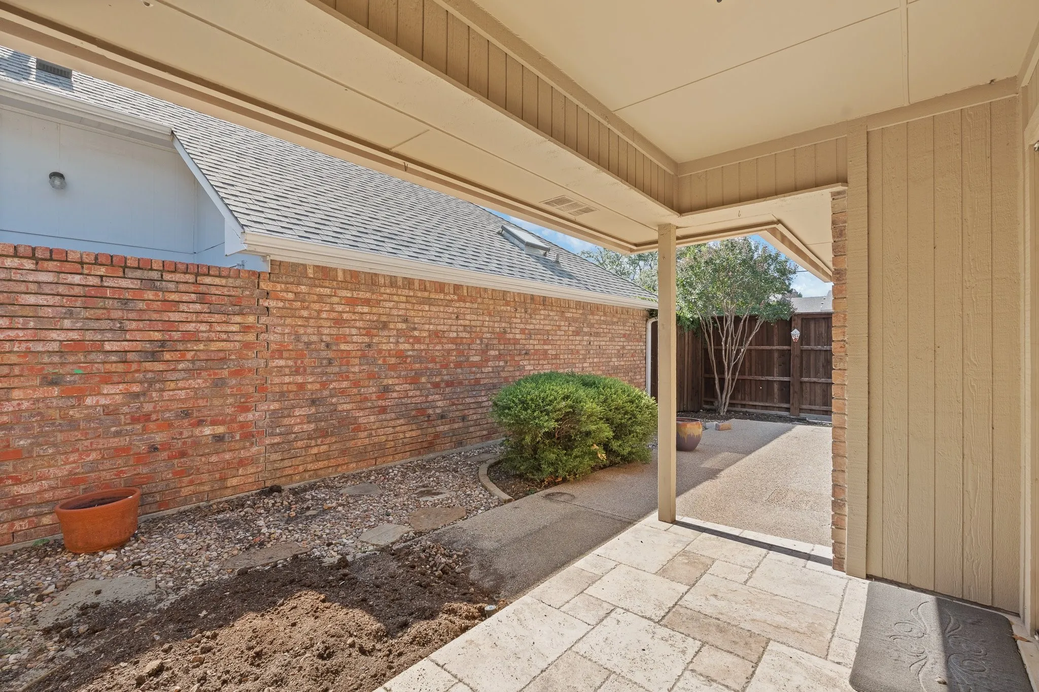 Single Family Residence For Sale in Tarrant County , 1208 Oriental Avenue, Arlington, Texas 76011, 3 Bedroom, 2 Bathroom, 2 Garage spaces, 1,937 Sqft, built in 1986, mls#21335494, Real Estate Agent in Arlington, Homes For Sale in Tarrant county, Homes For Sale in Arlington, Realtor in Arlington Texas, Real Estate Brokerage Independent Realty Texas, Luminita Cordes Realtor