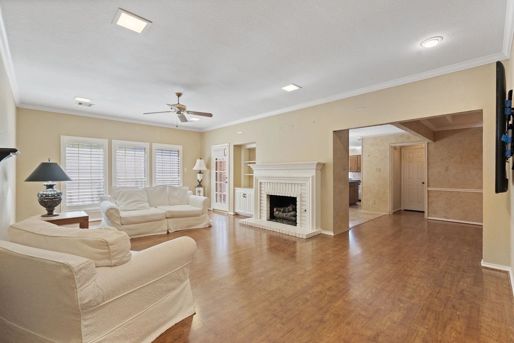 Single Family Residence For Sale in Tarrant County , 1208 Oriental Avenue, Arlington, Texas 76011, 3 Bedroom, 2 Bathroom, 2 Garage spaces, 1,937 Sqft, built in 1986, mls#21335494, Real Estate Agent in Arlington, Homes For Sale in Tarrant county, Homes For Sale in Arlington, Realtor in Arlington Texas, Real Estate Brokerage Independent Realty Texas, Luminita Cordes Realtor