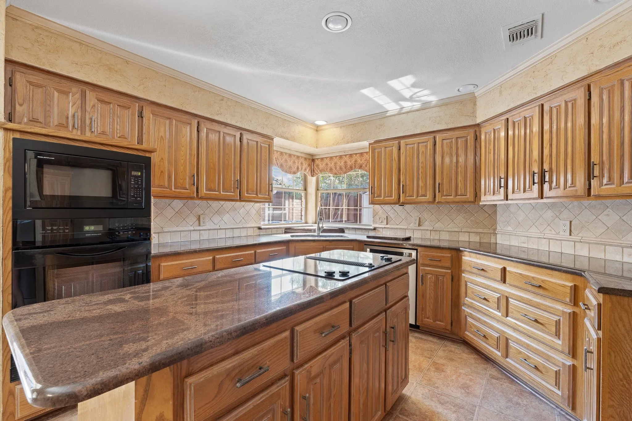Single Family Residence For Sale in Tarrant County , 1208 Oriental Avenue, Arlington, Texas 76011, 3 Bedroom, 2 Bathroom, 2 Garage spaces, 1,937 Sqft, built in 1986, mls#21335494, Real Estate Agent in Arlington, Homes For Sale in Tarrant county, Homes For Sale in Arlington, Realtor in Arlington Texas, Real Estate Brokerage Independent Realty Texas, Luminita Cordes Realtor