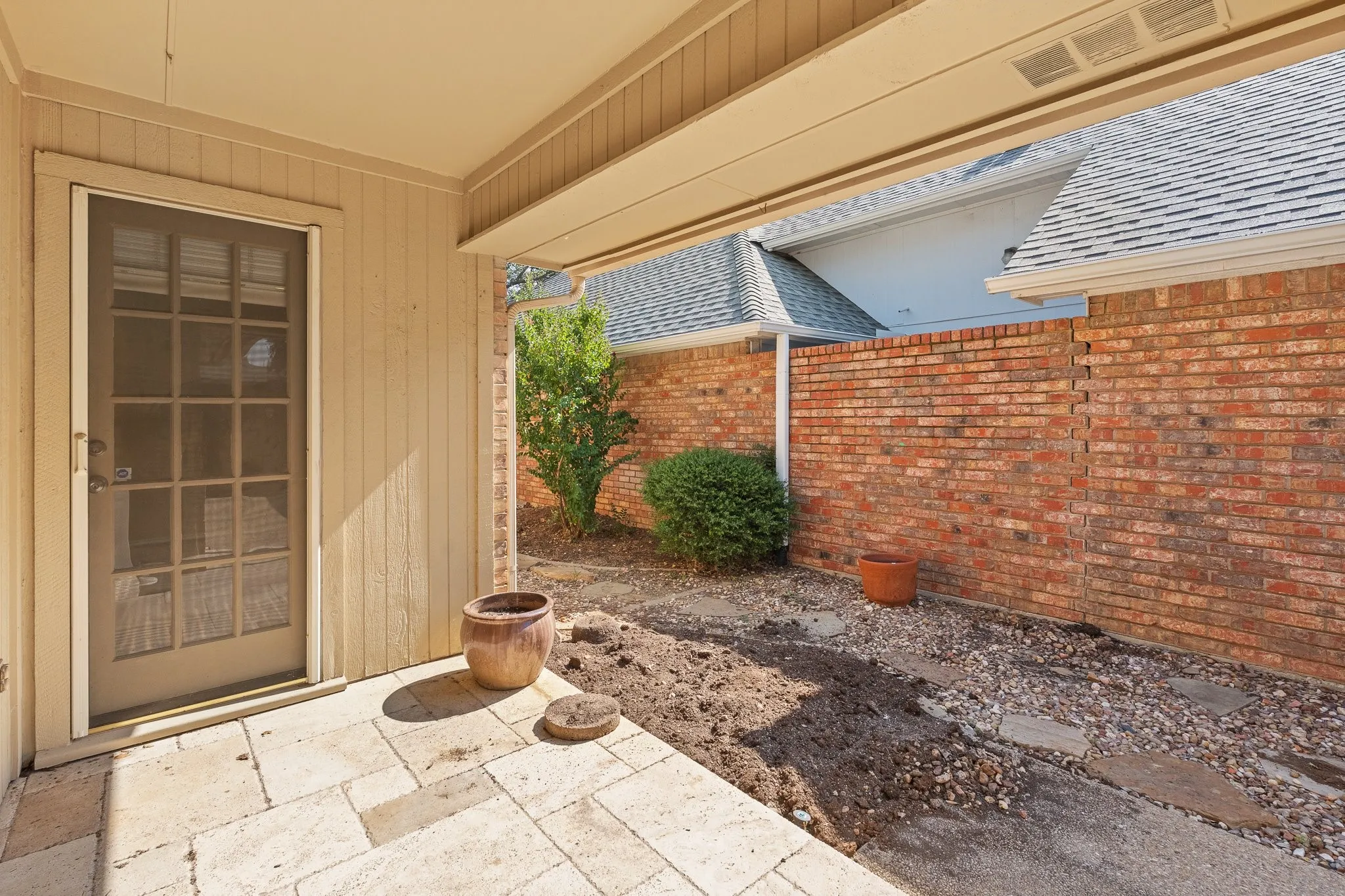 Single Family Residence For Sale in Tarrant County , 1208 Oriental Avenue, Arlington, Texas 76011, 3 Bedroom, 2 Bathroom, 2 Garage spaces, 1,937 Sqft, built in 1986, mls#21335494, Real Estate Agent in Arlington, Homes For Sale in Tarrant county, Homes For Sale in Arlington, Realtor in Arlington Texas, Real Estate Brokerage Independent Realty Texas, Luminita Cordes Realtor