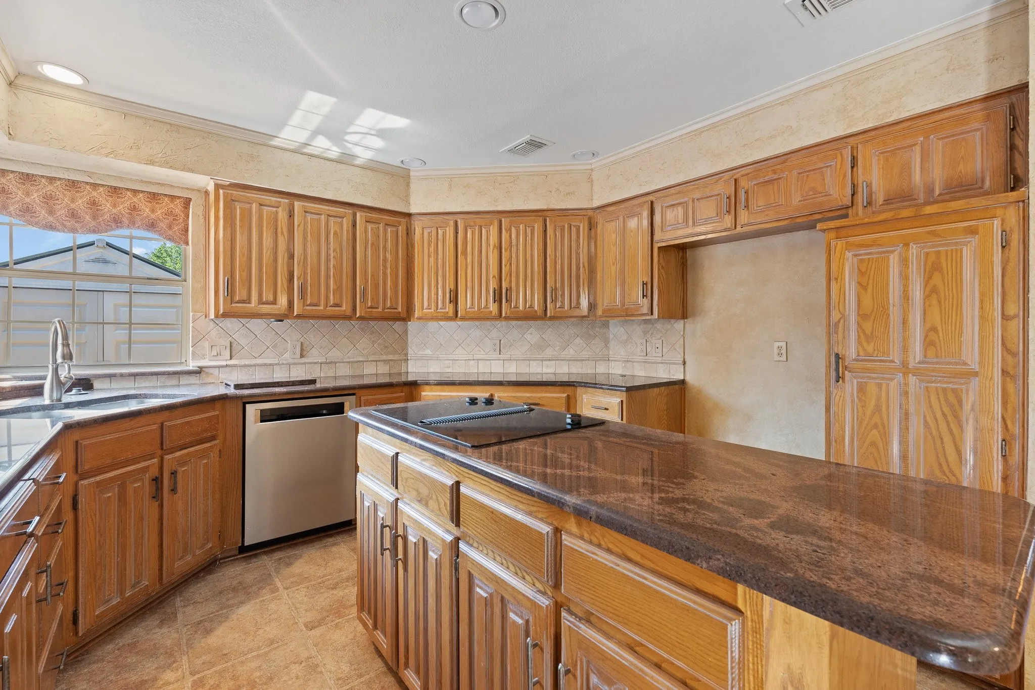 Single Family Residence For Sale in Tarrant County , 1208 Oriental Avenue, Arlington, Texas 76011, 3 Bedroom, 2 Bathroom, 2 Garage spaces, 1,937 Sqft, built in 1986, mls#21335494, Real Estate Agent in Arlington, Homes For Sale in Tarrant county, Homes For Sale in Arlington, Realtor in Arlington Texas, Real Estate Brokerage Independent Realty Texas, Luminita Cordes Realtor