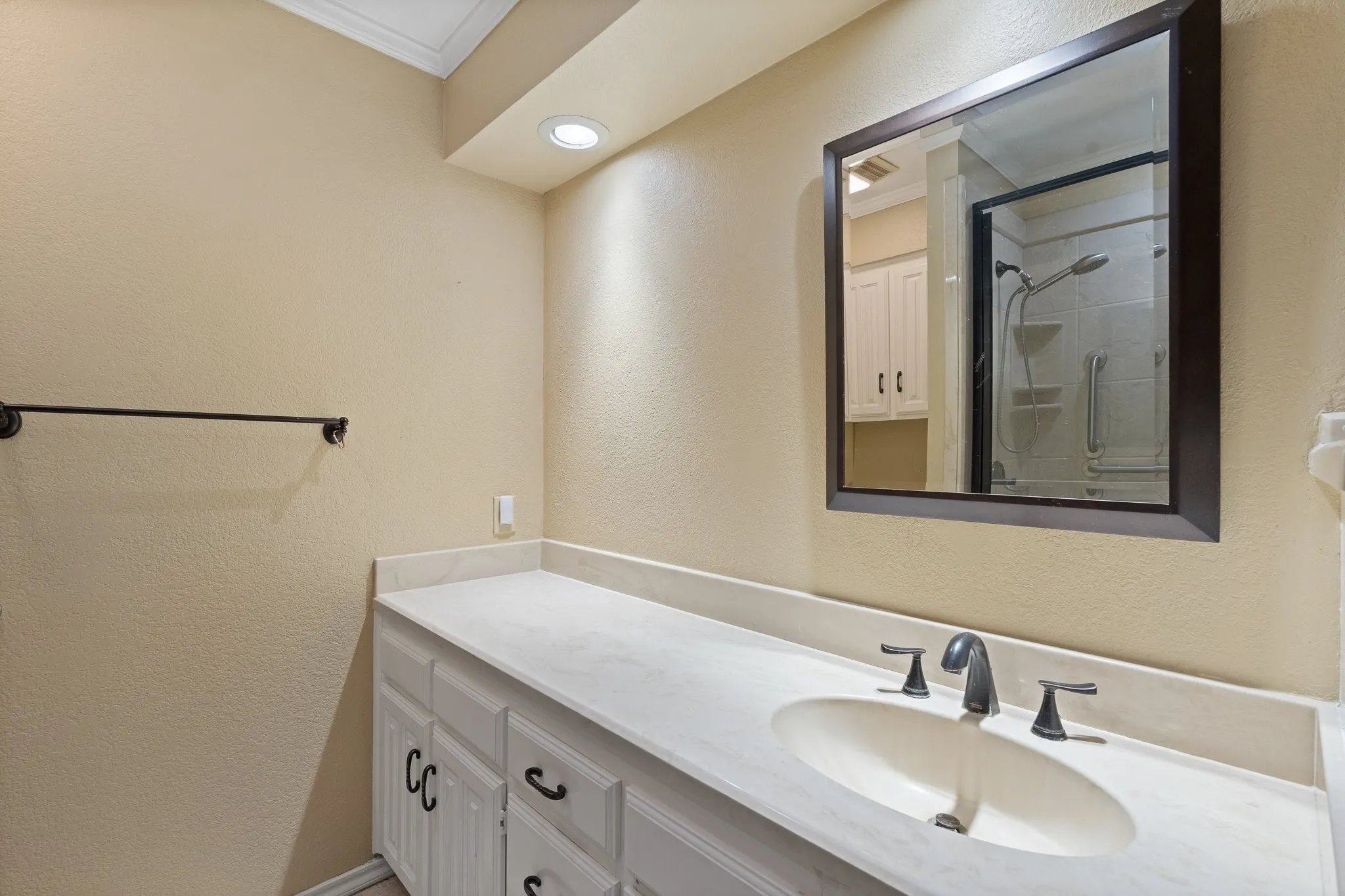 Single Family Residence For Sale in Tarrant County , 1208 Oriental Avenue, Arlington, Texas 76011, 3 Bedroom, 2 Bathroom, 2 Garage spaces, 1,937 Sqft, built in 1986, mls#21335494, Real Estate Agent in Arlington, Homes For Sale in Tarrant county, Homes For Sale in Arlington, Realtor in Arlington Texas, Real Estate Brokerage Independent Realty Texas, Luminita Cordes Realtor
