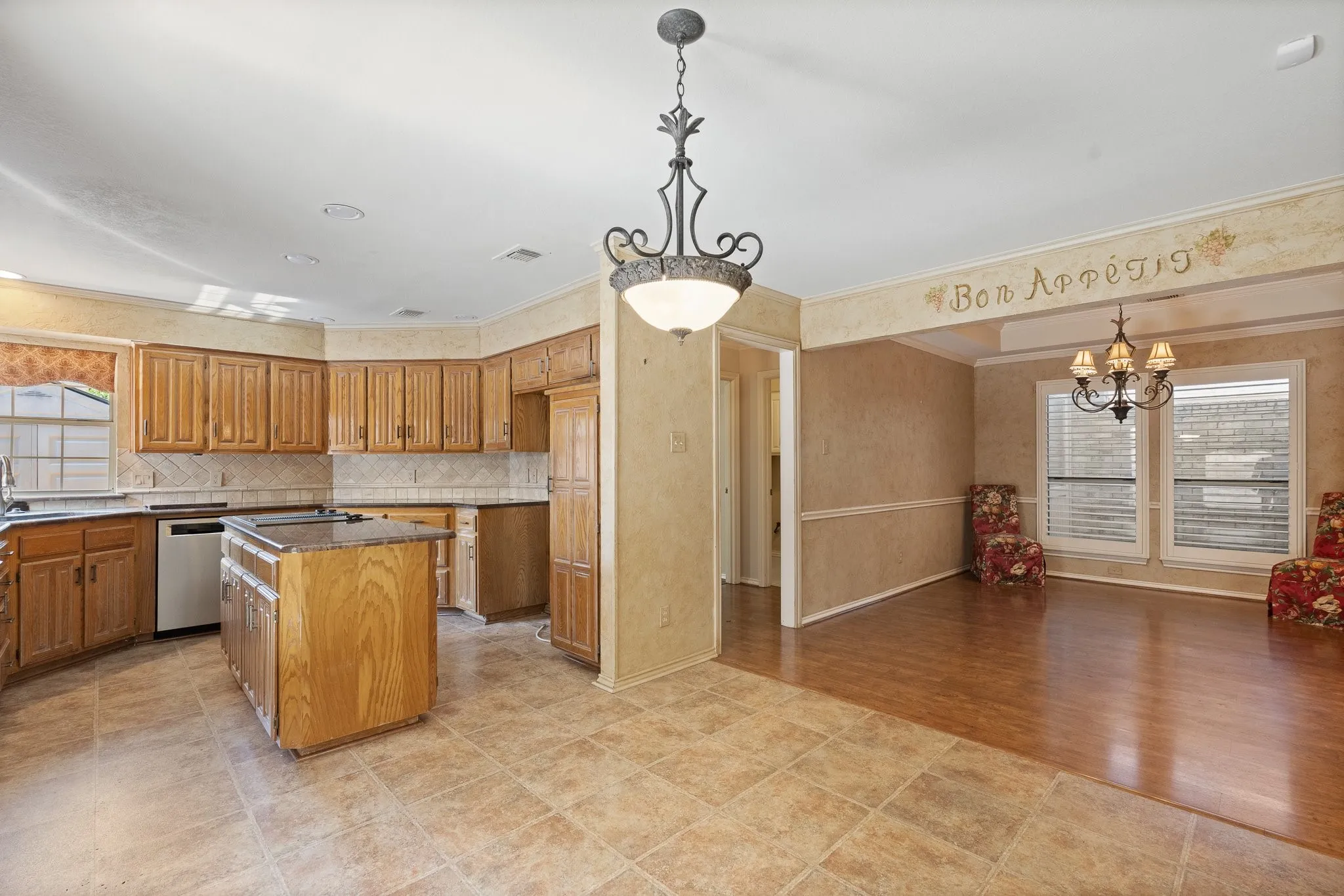Single Family Residence For Sale in Tarrant County , 1208 Oriental Avenue, Arlington, Texas 76011, 3 Bedroom, 2 Bathroom, 2 Garage spaces, 1,937 Sqft, built in 1986, mls#21335494, Real Estate Agent in Arlington, Homes For Sale in Tarrant county, Homes For Sale in Arlington, Realtor in Arlington Texas, Real Estate Brokerage Independent Realty Texas, Luminita Cordes Realtor