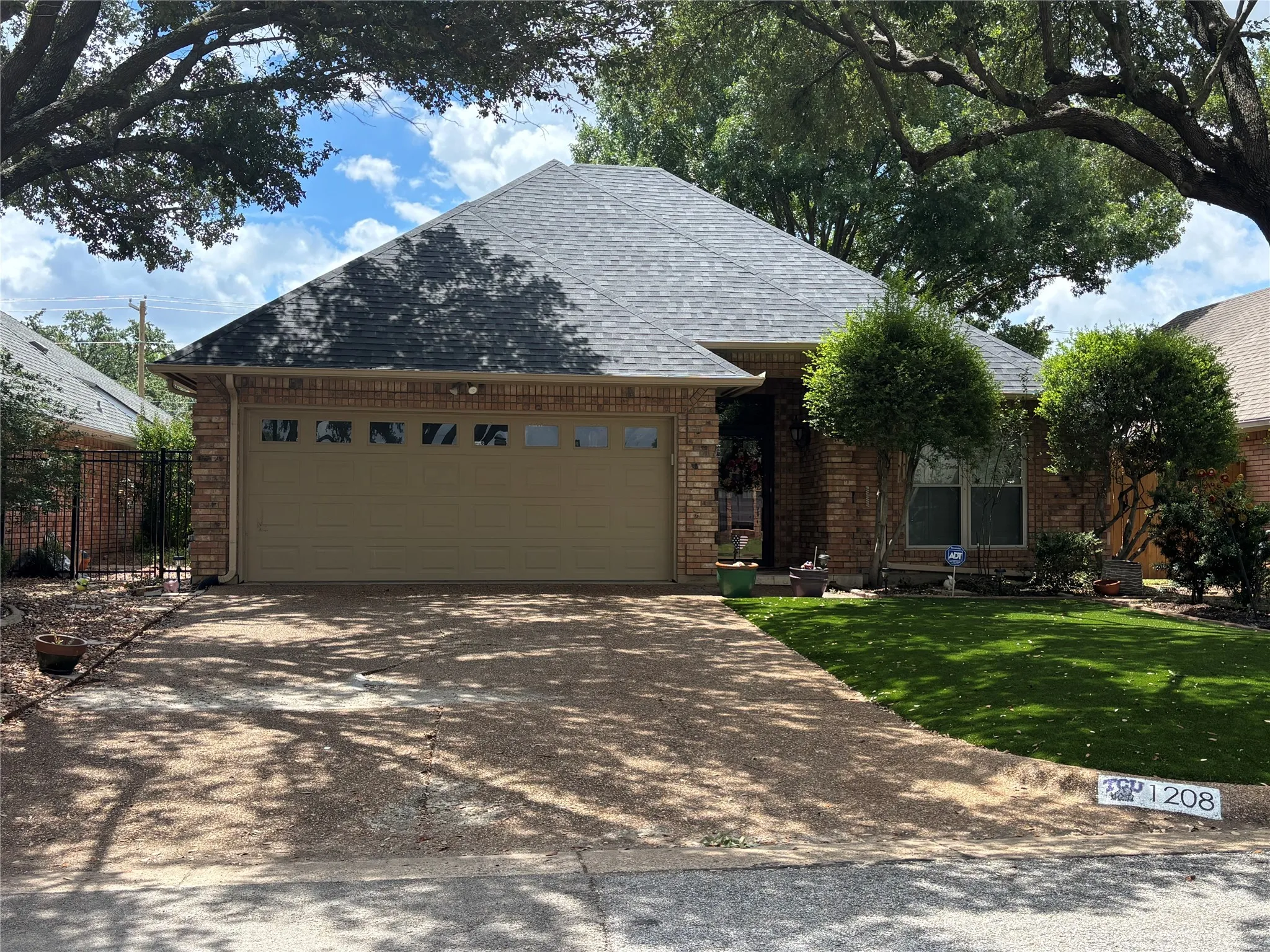 Single Family Residence For Sale in Tarrant County , 1208 Oriental Avenue, Arlington, Texas 76011, 3 Bedroom, 2 Bathroom, 2 Garage spaces, 1,937 Sqft, built in 1986, mls#21335494, Real Estate Agent in Arlington, Homes For Sale in Tarrant county, Homes For Sale in Arlington, Realtor in Arlington Texas, Real Estate Brokerage Independent Realty Texas, Luminita Cordes Realtor