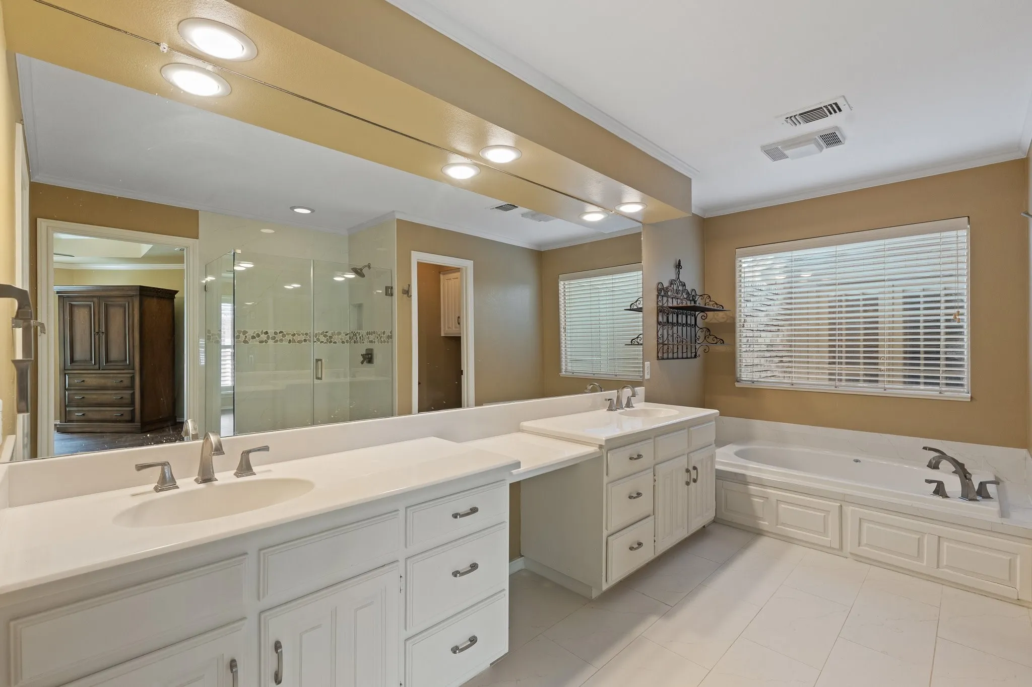 Single Family Residence For Sale in Tarrant County , 1208 Oriental Avenue, Arlington, Texas 76011, 3 Bedroom, 2 Bathroom, 2 Garage spaces, 1,937 Sqft, built in 1986, mls#21335494, Real Estate Agent in Arlington, Homes For Sale in Tarrant county, Homes For Sale in Arlington, Realtor in Arlington Texas, Real Estate Brokerage Independent Realty Texas, Luminita Cordes Realtor