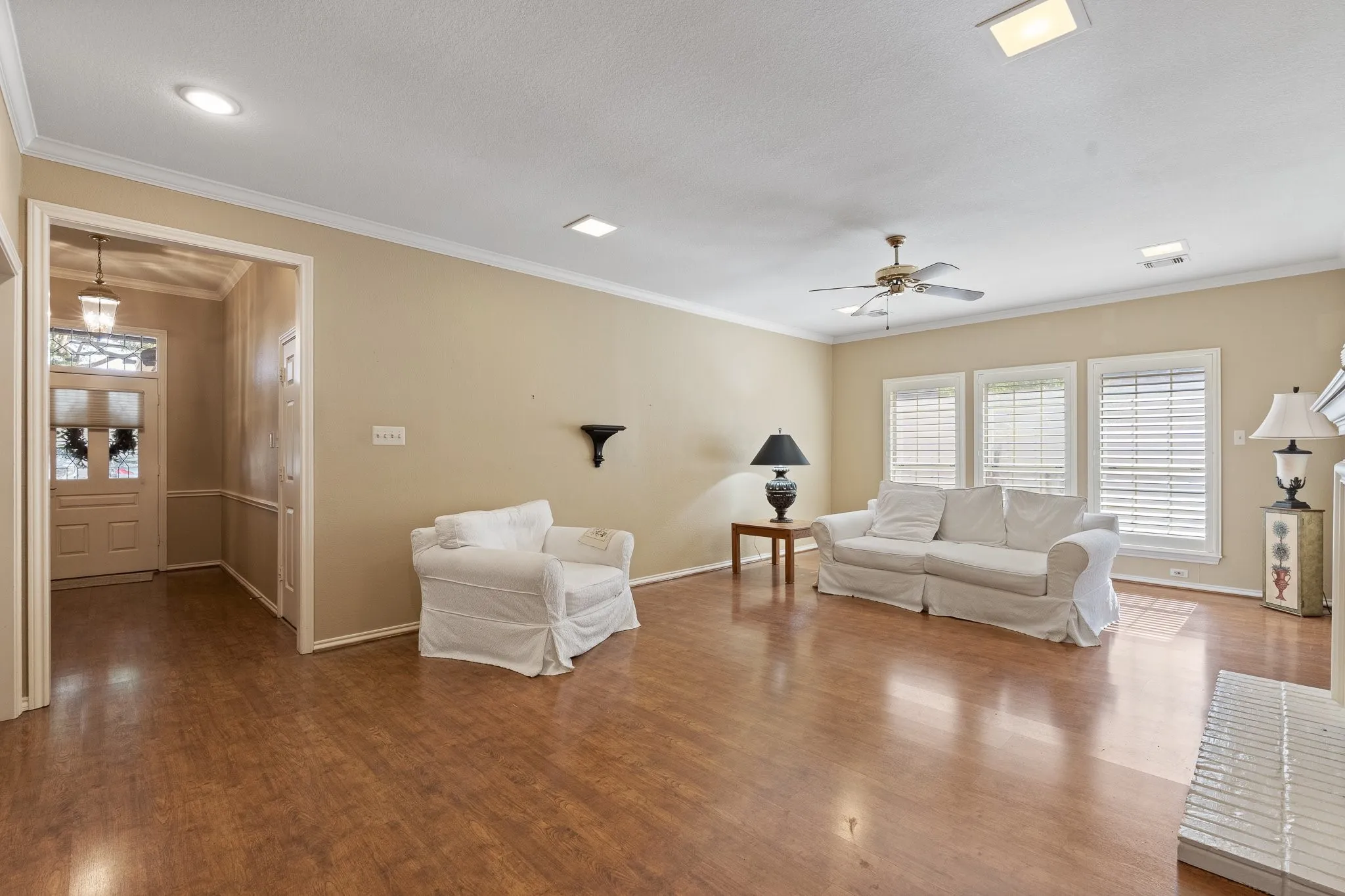 Single Family Residence For Sale in Tarrant County , 1208 Oriental Avenue, Arlington, Texas 76011, 3 Bedroom, 2 Bathroom, 2 Garage spaces, 1,937 Sqft, built in 1986, mls#21335494, Real Estate Agent in Arlington, Homes For Sale in Tarrant county, Homes For Sale in Arlington, Realtor in Arlington Texas, Real Estate Brokerage Independent Realty Texas, Luminita Cordes Realtor