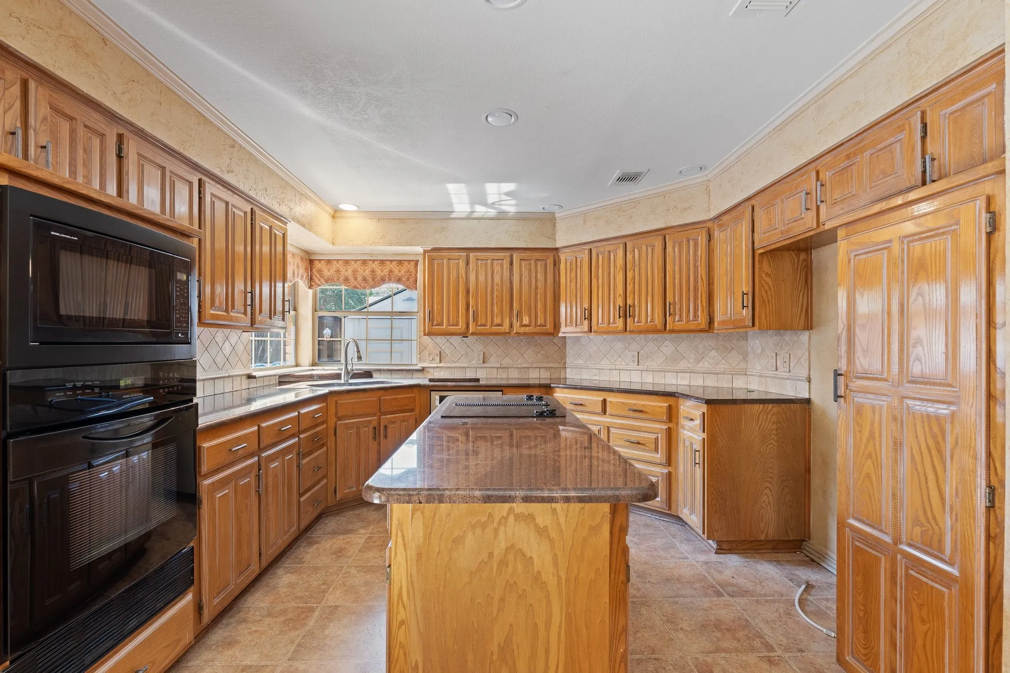Single Family Residence For Sale in Tarrant County , 1208 Oriental Avenue, Arlington, Texas 76011, 3 Bedroom, 2 Bathroom, 2 Garage spaces, 1,937 Sqft, built in 1986, mls#21335494, Real Estate Agent in Arlington, Homes For Sale in Tarrant county, Homes For Sale in Arlington, Realtor in Arlington Texas, Real Estate Brokerage Independent Realty Texas, Luminita Cordes Realtor