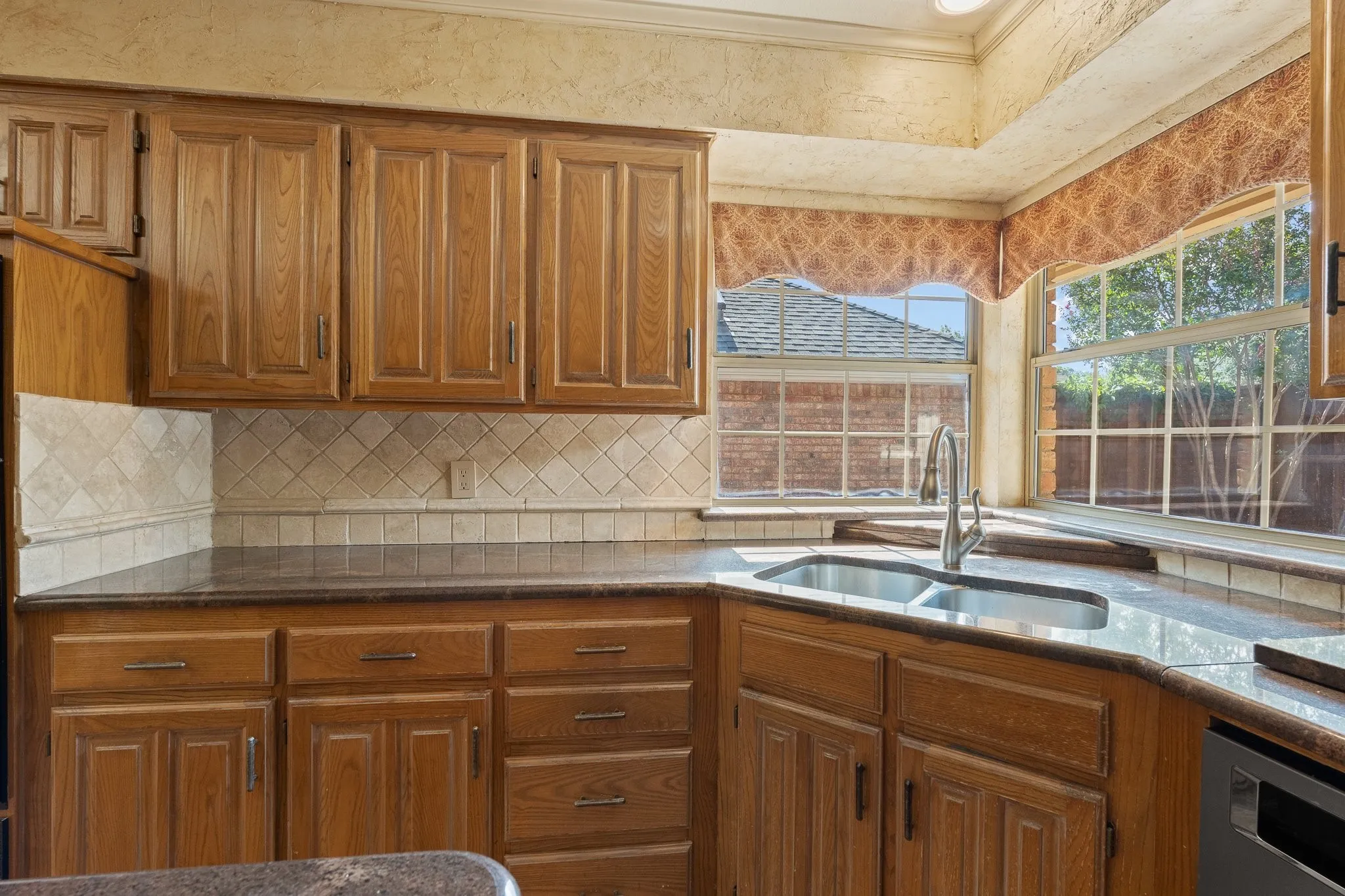 Single Family Residence For Sale in Tarrant County , 1208 Oriental Avenue, Arlington, Texas 76011, 3 Bedroom, 2 Bathroom, 2 Garage spaces, 1,937 Sqft, built in 1986, mls#21335494, Real Estate Agent in Arlington, Homes For Sale in Tarrant county, Homes For Sale in Arlington, Realtor in Arlington Texas, Real Estate Brokerage Independent Realty Texas, Luminita Cordes Realtor