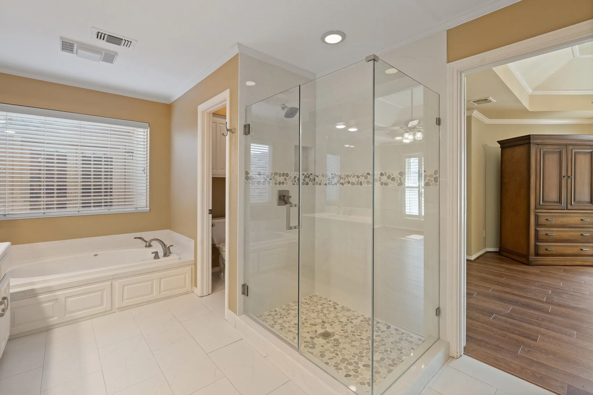 Single Family Residence For Sale in Tarrant County , 1208 Oriental Avenue, Arlington, Texas 76011, 3 Bedroom, 2 Bathroom, 2 Garage spaces, 1,937 Sqft, built in 1986, mls#21335494, Real Estate Agent in Arlington, Homes For Sale in Tarrant county, Homes For Sale in Arlington, Realtor in Arlington Texas, Real Estate Brokerage Independent Realty Texas, Luminita Cordes Realtor