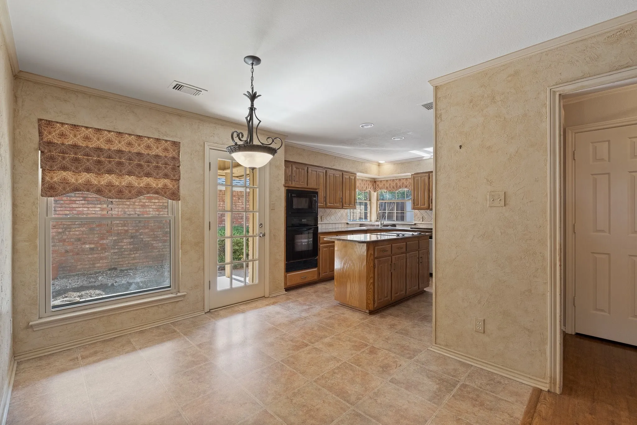 Single Family Residence For Sale in Tarrant County , 1208 Oriental Avenue, Arlington, Texas 76011, 3 Bedroom, 2 Bathroom, 2 Garage spaces, 1,937 Sqft, built in 1986, mls#21335494, Real Estate Agent in Arlington, Homes For Sale in Tarrant county, Homes For Sale in Arlington, Realtor in Arlington Texas, Real Estate Brokerage Independent Realty Texas, Luminita Cordes Realtor