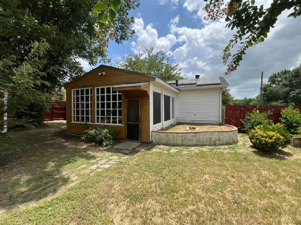 Single Family Residence For Sale in Dallas County , 3250 Highland Woods Circle, Dallas, Texas 75241, 3 Bedroom, 2 Bathroom, 1 Garage spaces, 1,123 Sqft, built in 1963, mls#21342249, Real Estate Agent in Dallas, Homes For Sale in Dallas county, Homes For Sale in Dallas, Realtor in Dallas Texas, Real Estate Brokerage Independent Realty Texas, Luminita Cordes Realtor