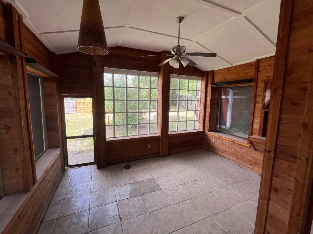 Single Family Residence For Sale in Dallas County , 3250 Highland Woods Circle, Dallas, Texas 75241, 3 Bedroom, 2 Bathroom, 1 Garage spaces, 1,123 Sqft, built in 1963, mls#21342249, Real Estate Agent in Dallas, Homes For Sale in Dallas county, Homes For Sale in Dallas, Realtor in Dallas Texas, Real Estate Brokerage Independent Realty Texas, Luminita Cordes Realtor