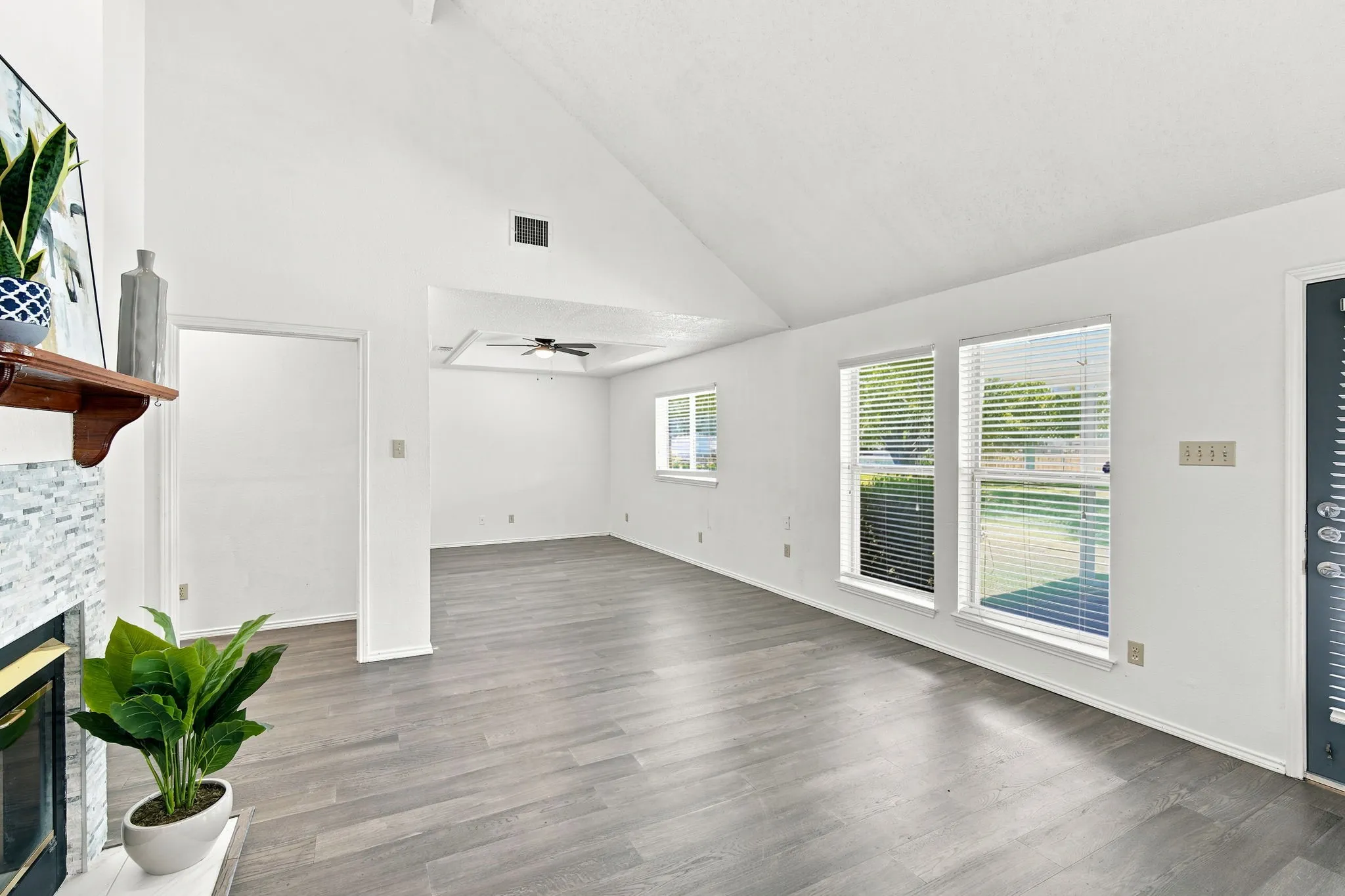 Single Family Residence For Sale in Dallas County , 1121 The Meadows Parkway, De Soto, Texas 75115, 3 Bedroom, 2 Bathroom, 2 Garage spaces, 2,122 Sqft, built in 1987, mls#21342109, Real Estate Agent in De Soto, Homes For Sale in Dallas county, Homes For Sale in De Soto, Realtor in De Soto Texas, Real Estate Brokerage Independent Realty Texas, Luminita Cordes Realtor