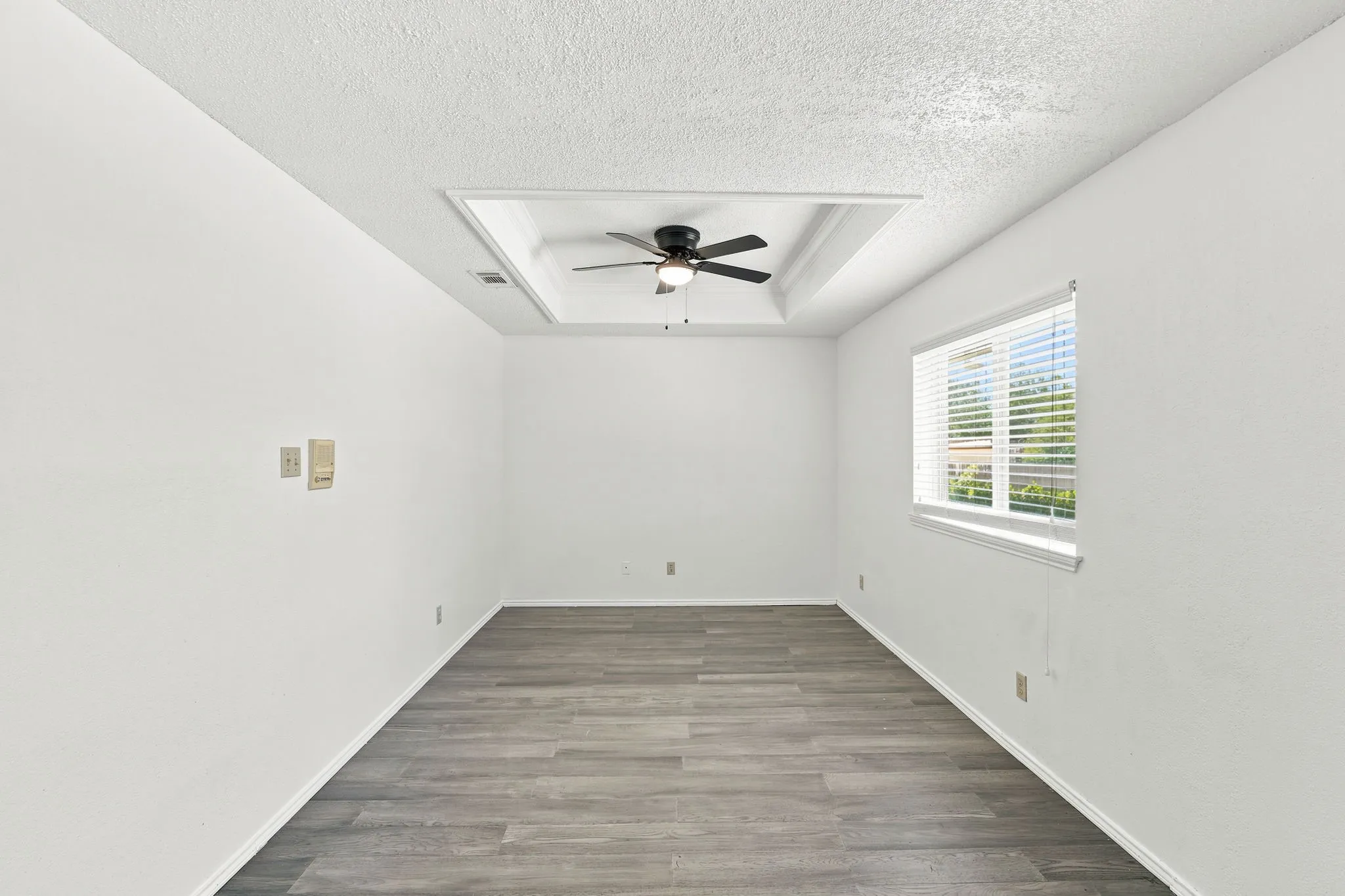 Single Family Residence For Sale in Dallas County , 1121 The Meadows Parkway, De Soto, Texas 75115, 3 Bedroom, 2 Bathroom, 2 Garage spaces, 2,122 Sqft, built in 1987, mls#21342109, Real Estate Agent in De Soto, Homes For Sale in Dallas county, Homes For Sale in De Soto, Realtor in De Soto Texas, Real Estate Brokerage Independent Realty Texas, Luminita Cordes Realtor