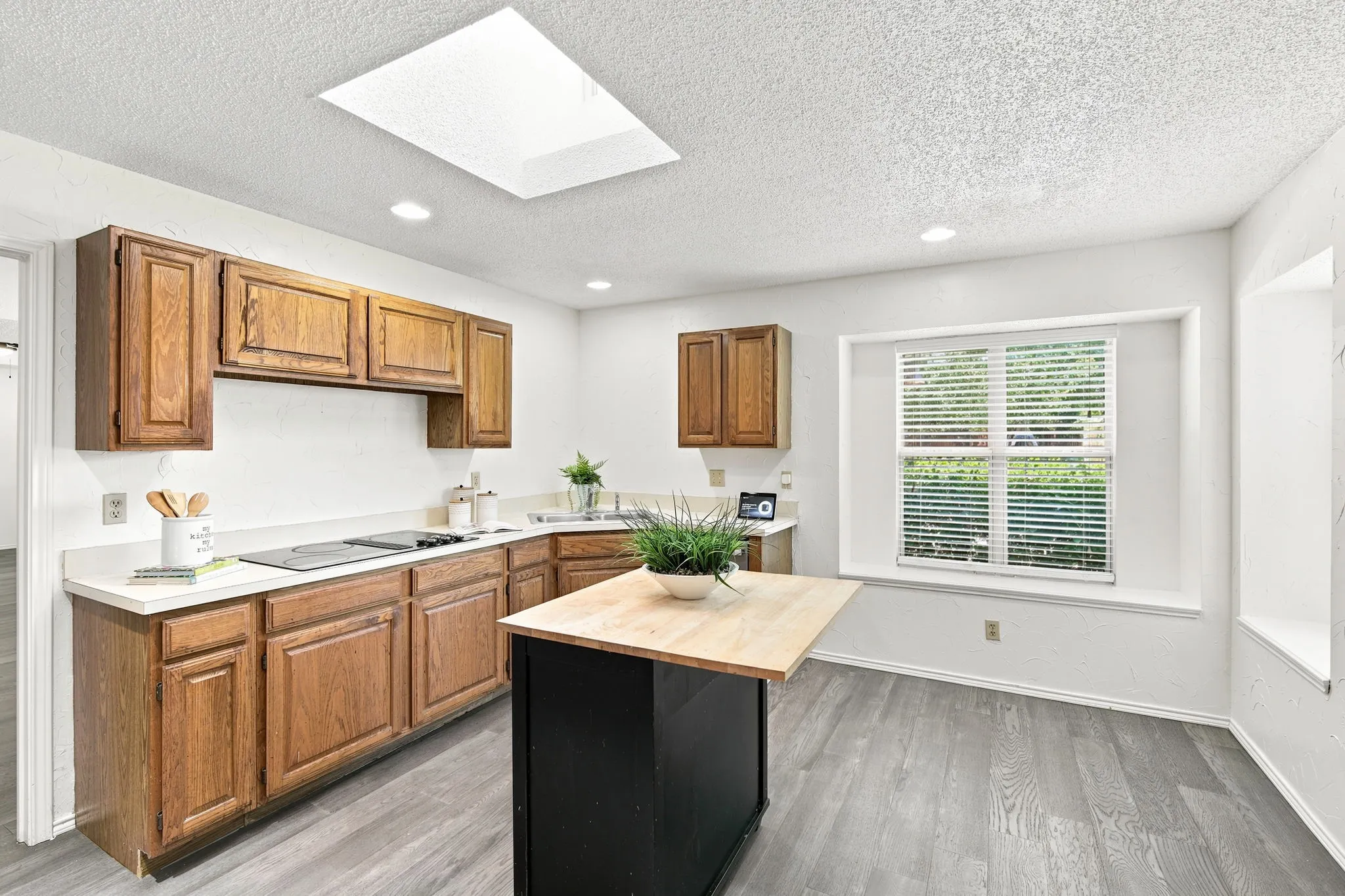 Single Family Residence For Sale in Dallas County , 1121 The Meadows Parkway, De Soto, Texas 75115, 3 Bedroom, 2 Bathroom, 2 Garage spaces, 2,122 Sqft, built in 1987, mls#21342109, Real Estate Agent in De Soto, Homes For Sale in Dallas county, Homes For Sale in De Soto, Realtor in De Soto Texas, Real Estate Brokerage Independent Realty Texas, Luminita Cordes Realtor